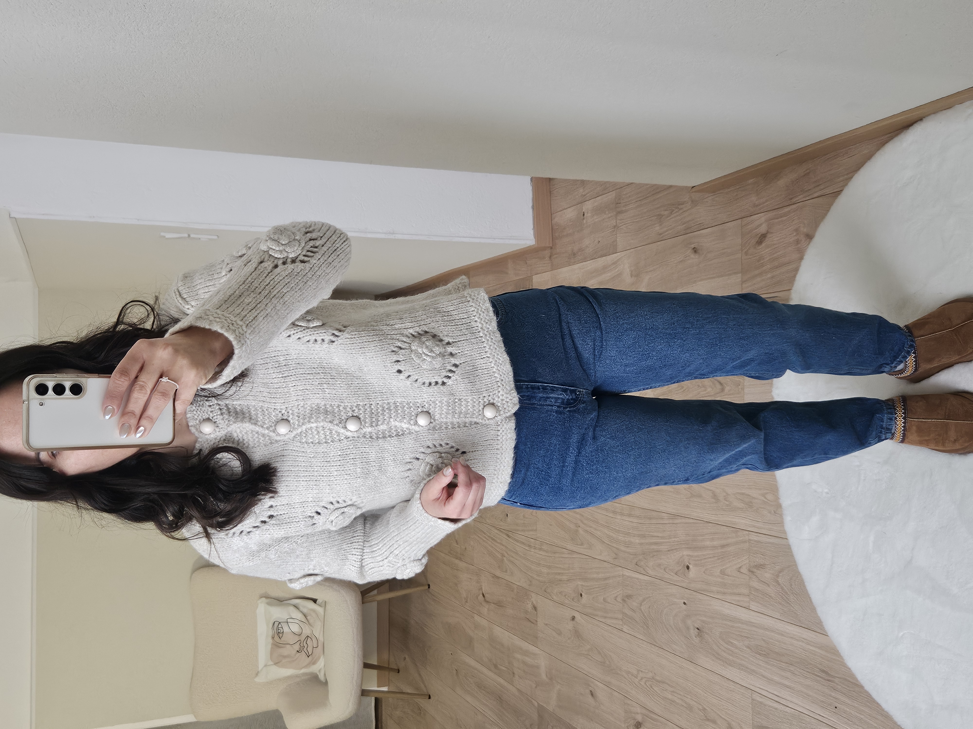 Le cardigan à fleurs beige