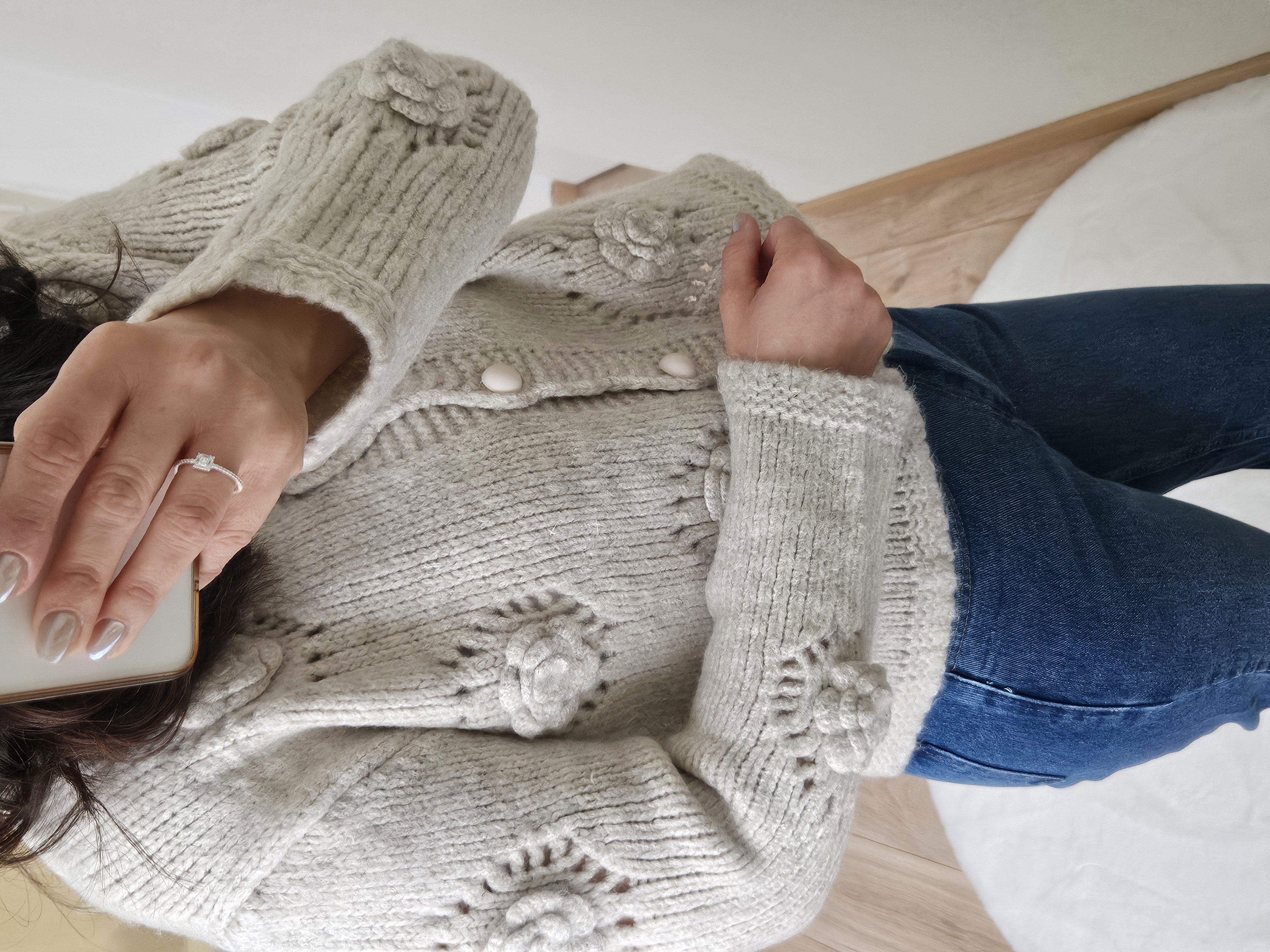 Le cardigan à fleurs beige