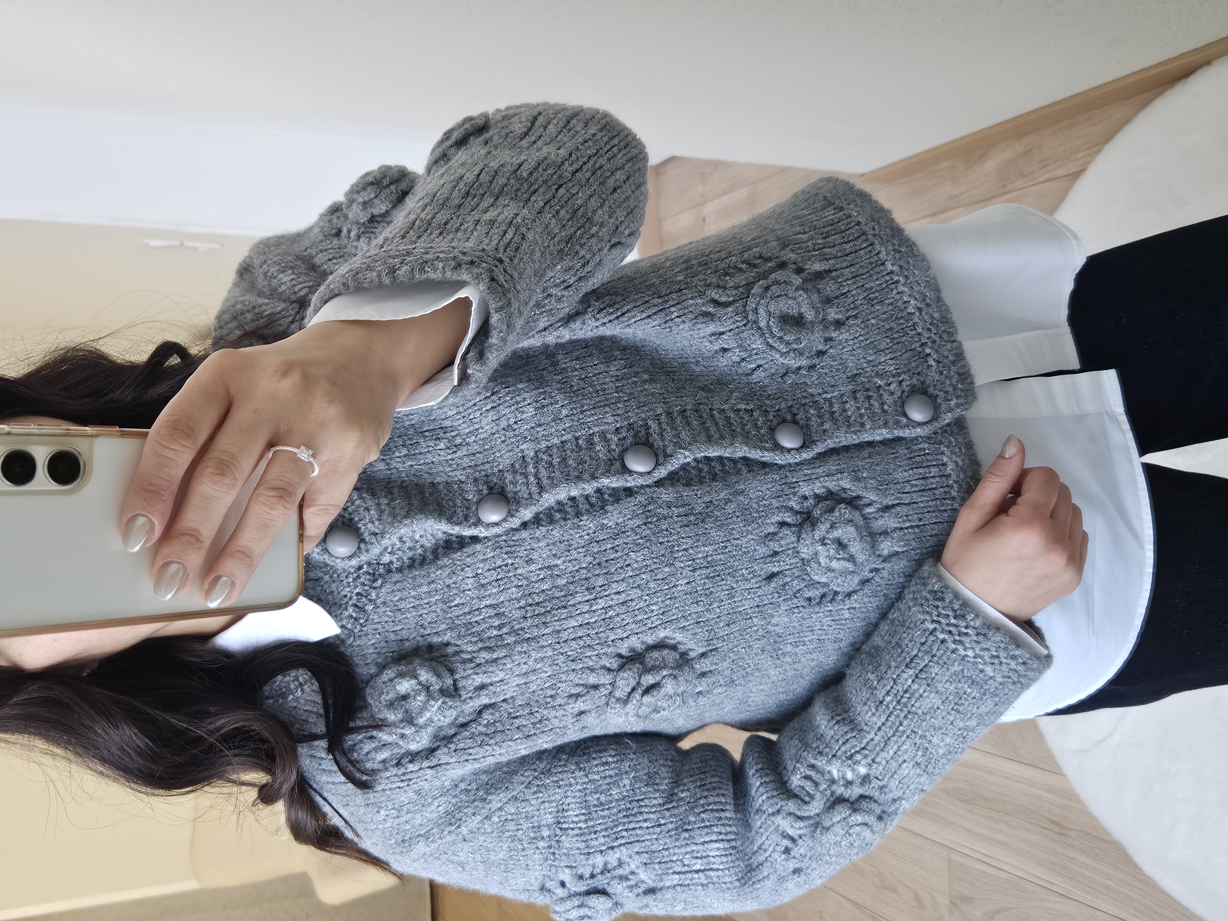 Le cardigan à fleurs gris