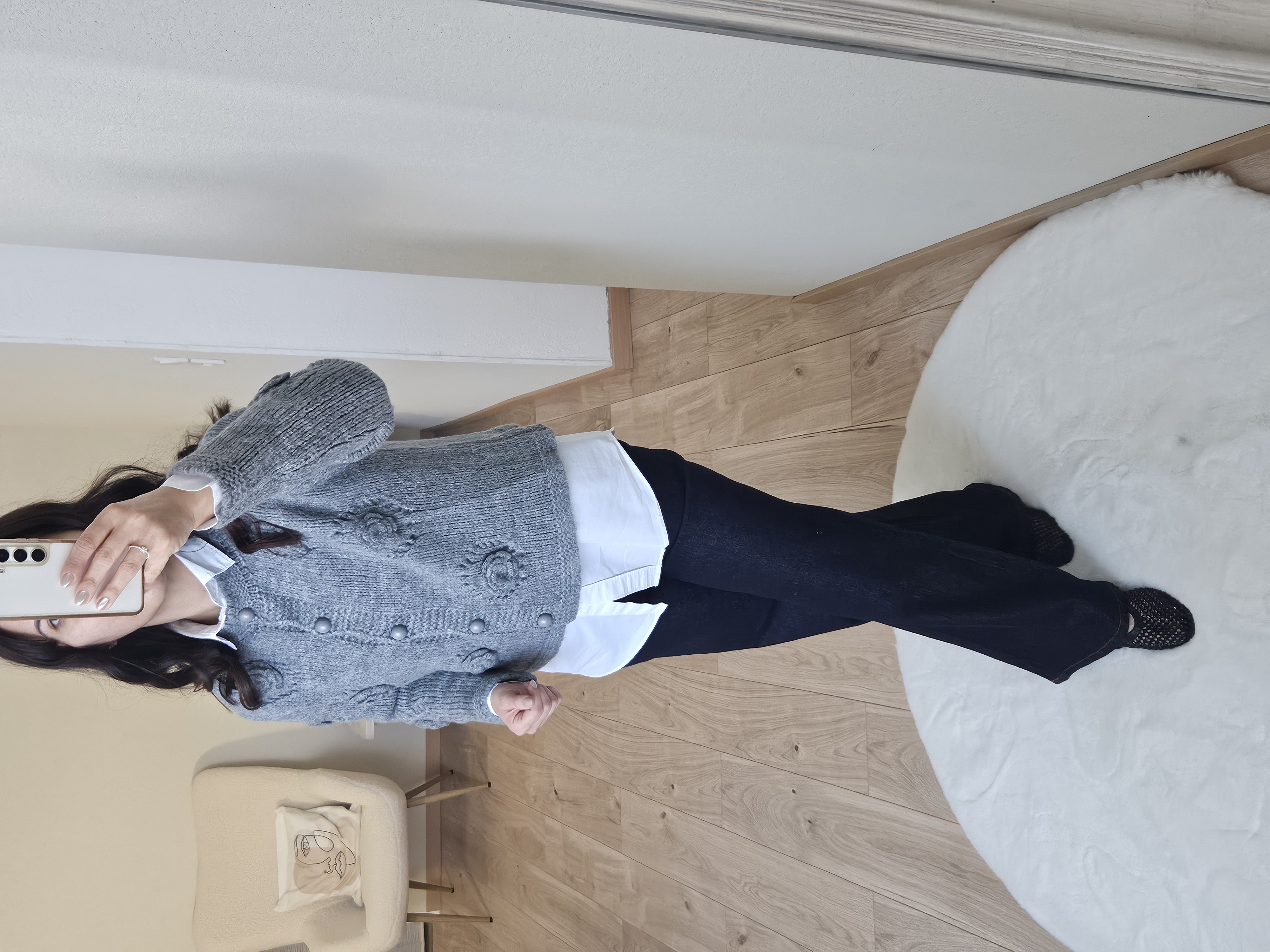 Le cardigan à fleurs gris