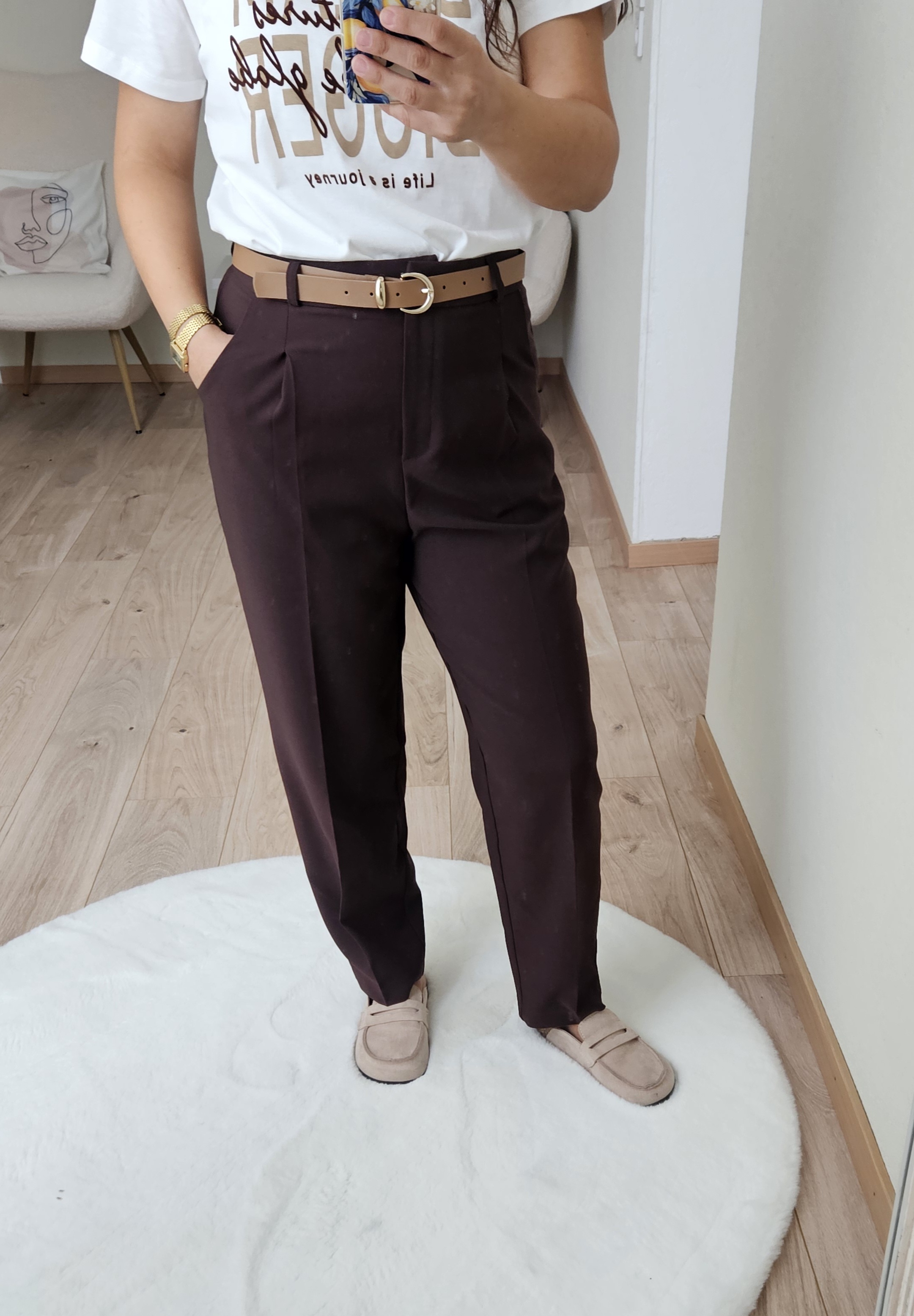 Le pantalon marron avec la ceinture