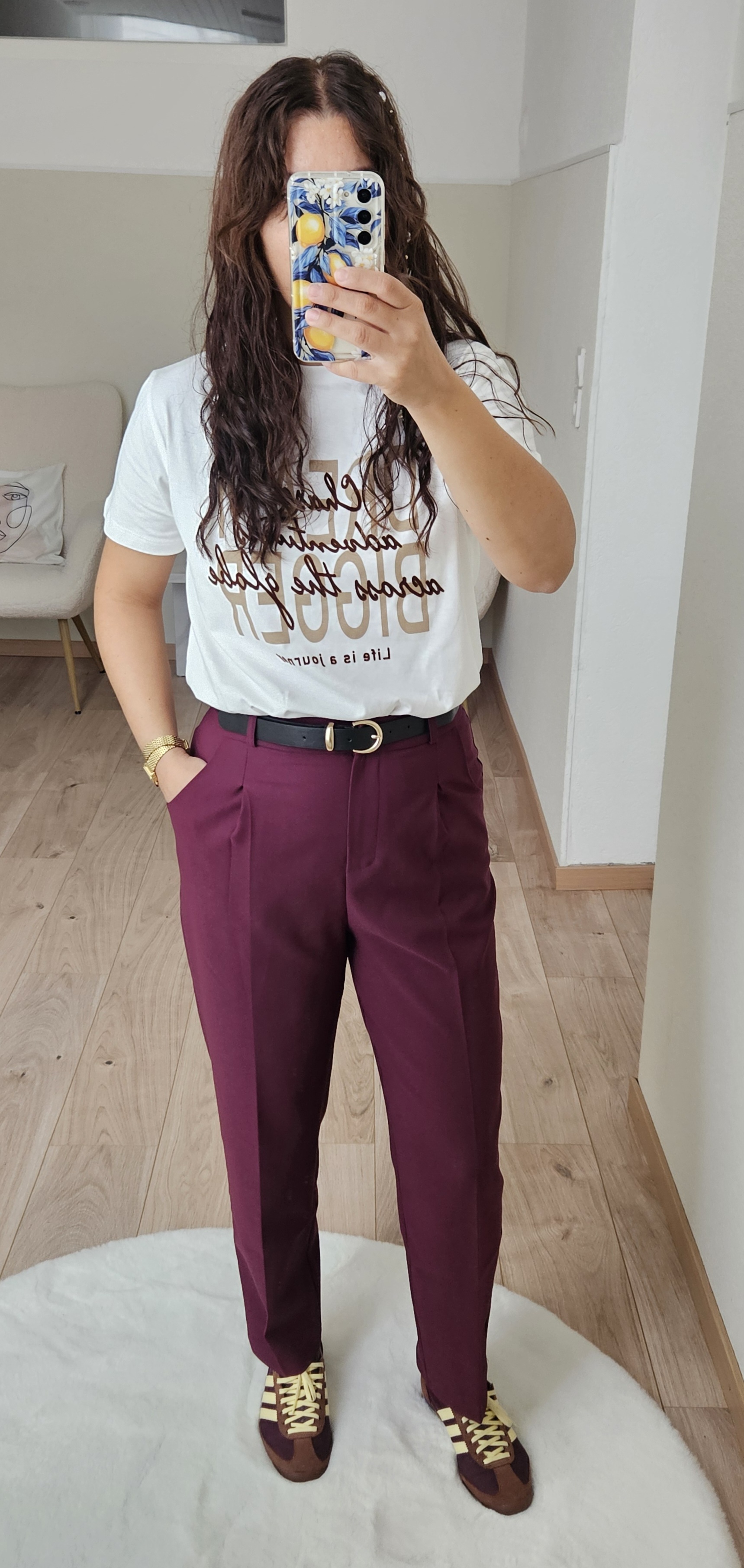 Le pantalon pourpre avec la ceinture