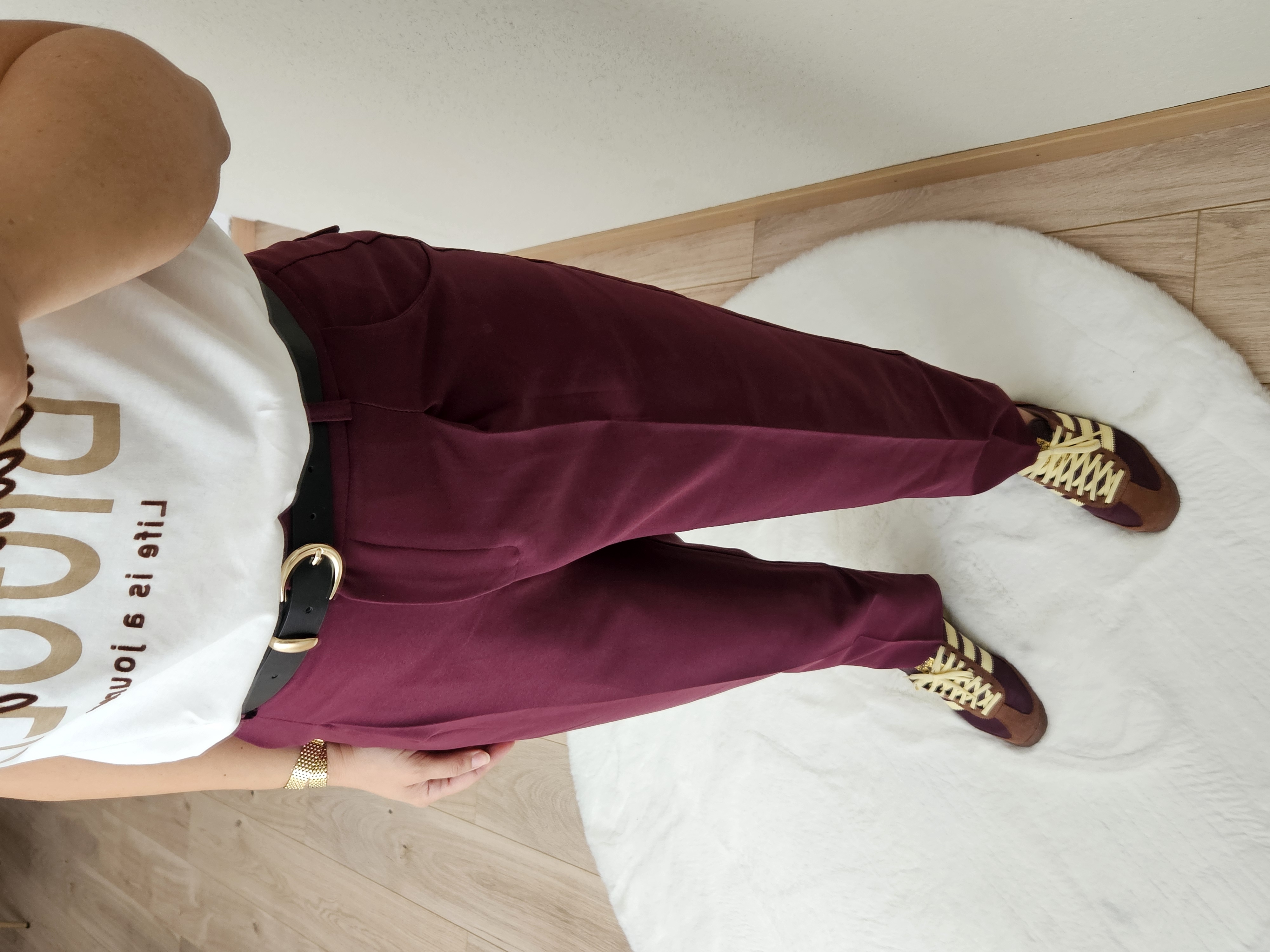 Le pantalon pourpre avec la ceinture