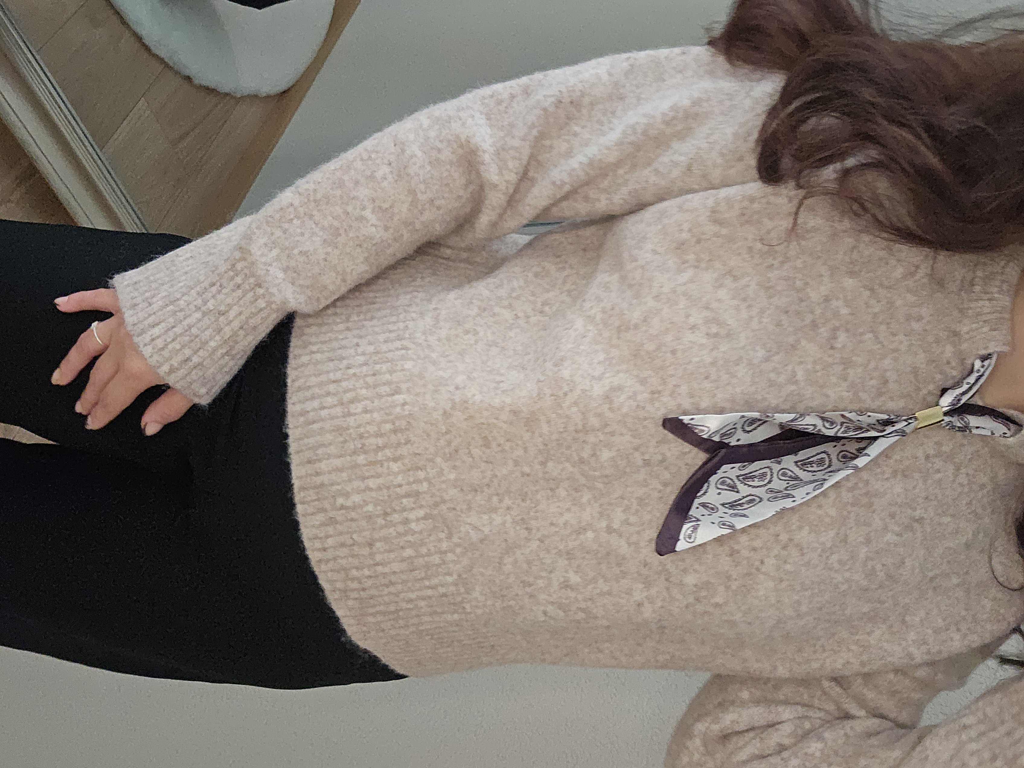 Le pull avec foulard