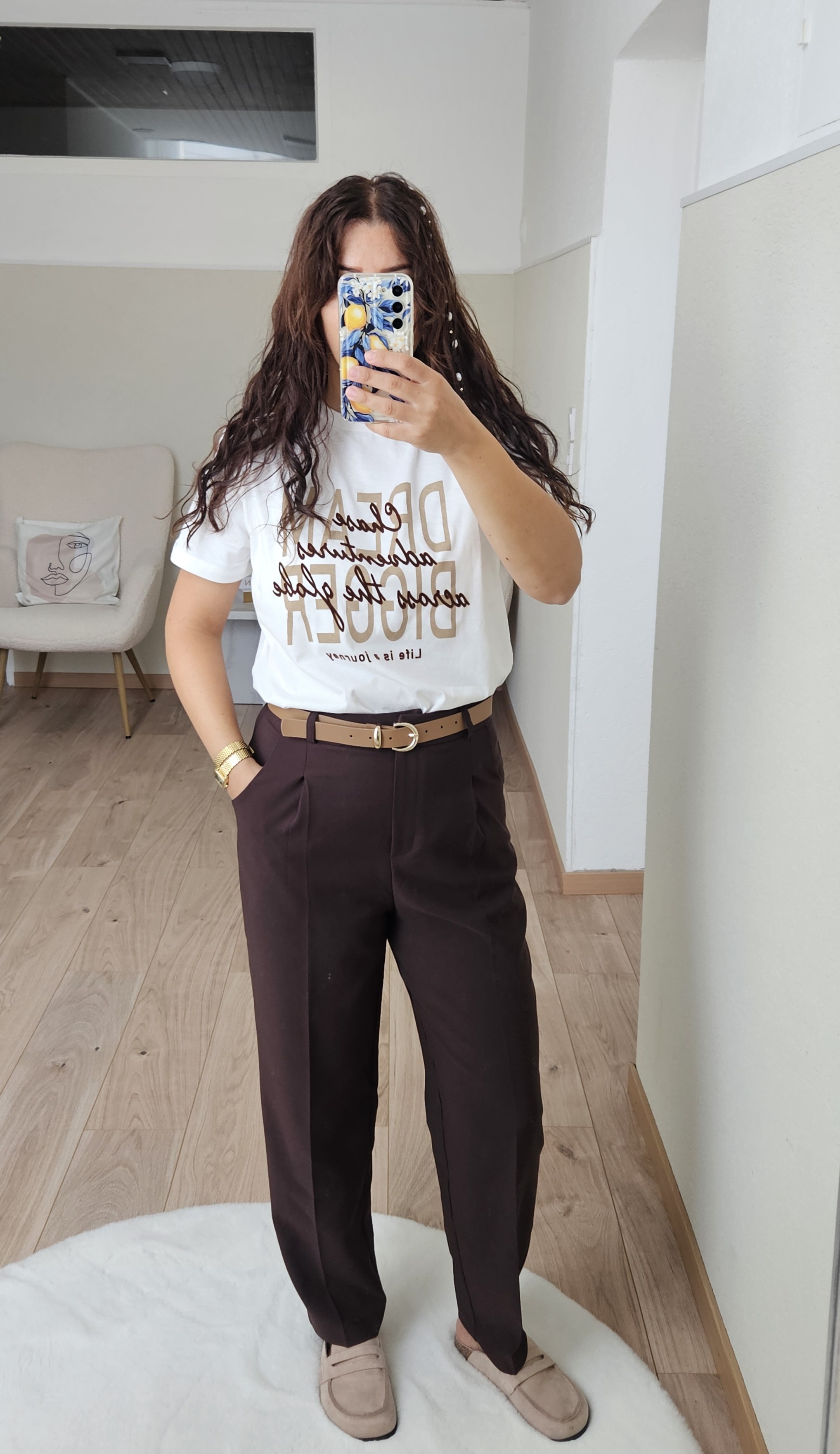 Le pantalon marron avec la ceinture