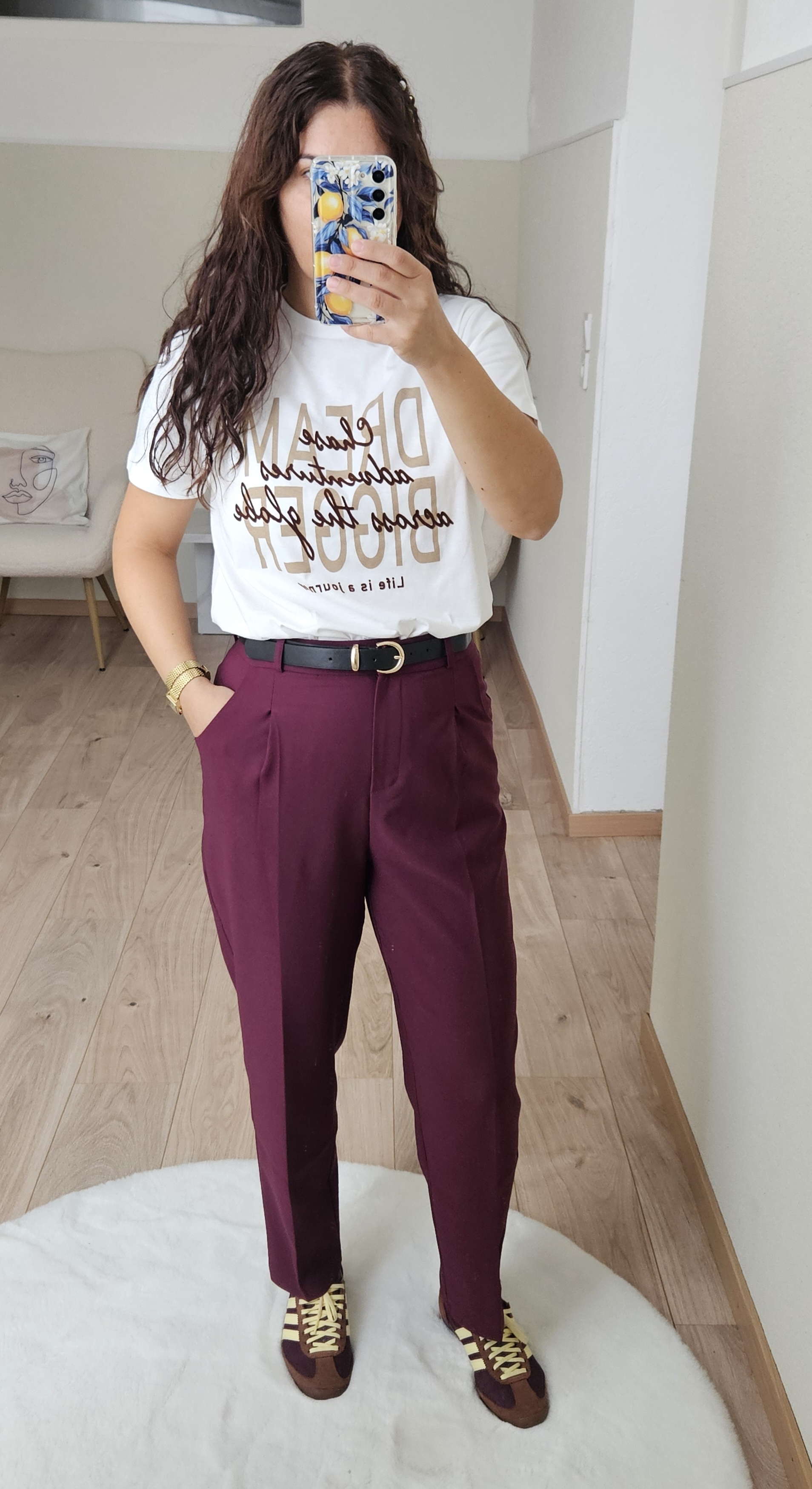 Le pantalon pourpre avec la ceinture