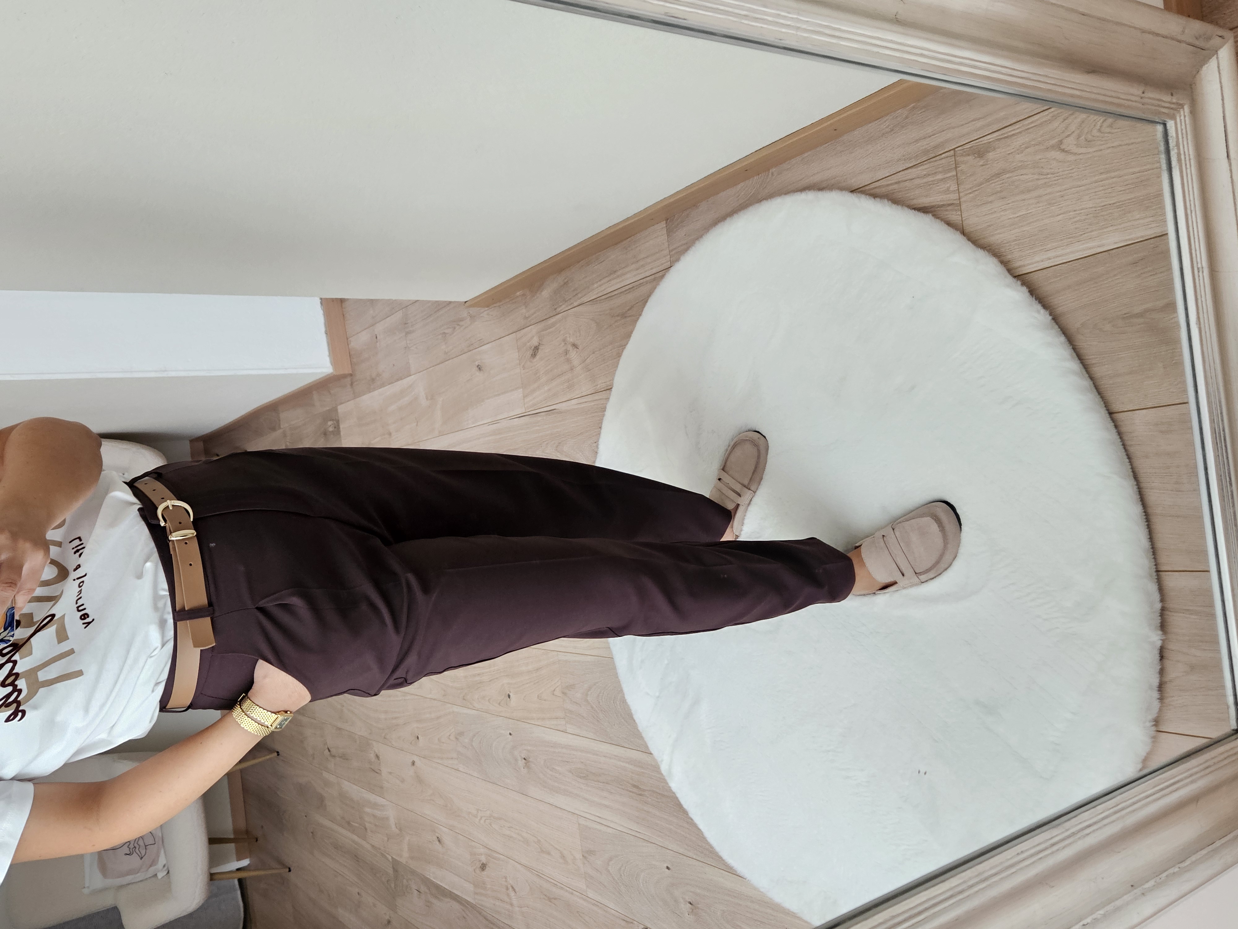 Le pantalon marron avec la ceinture