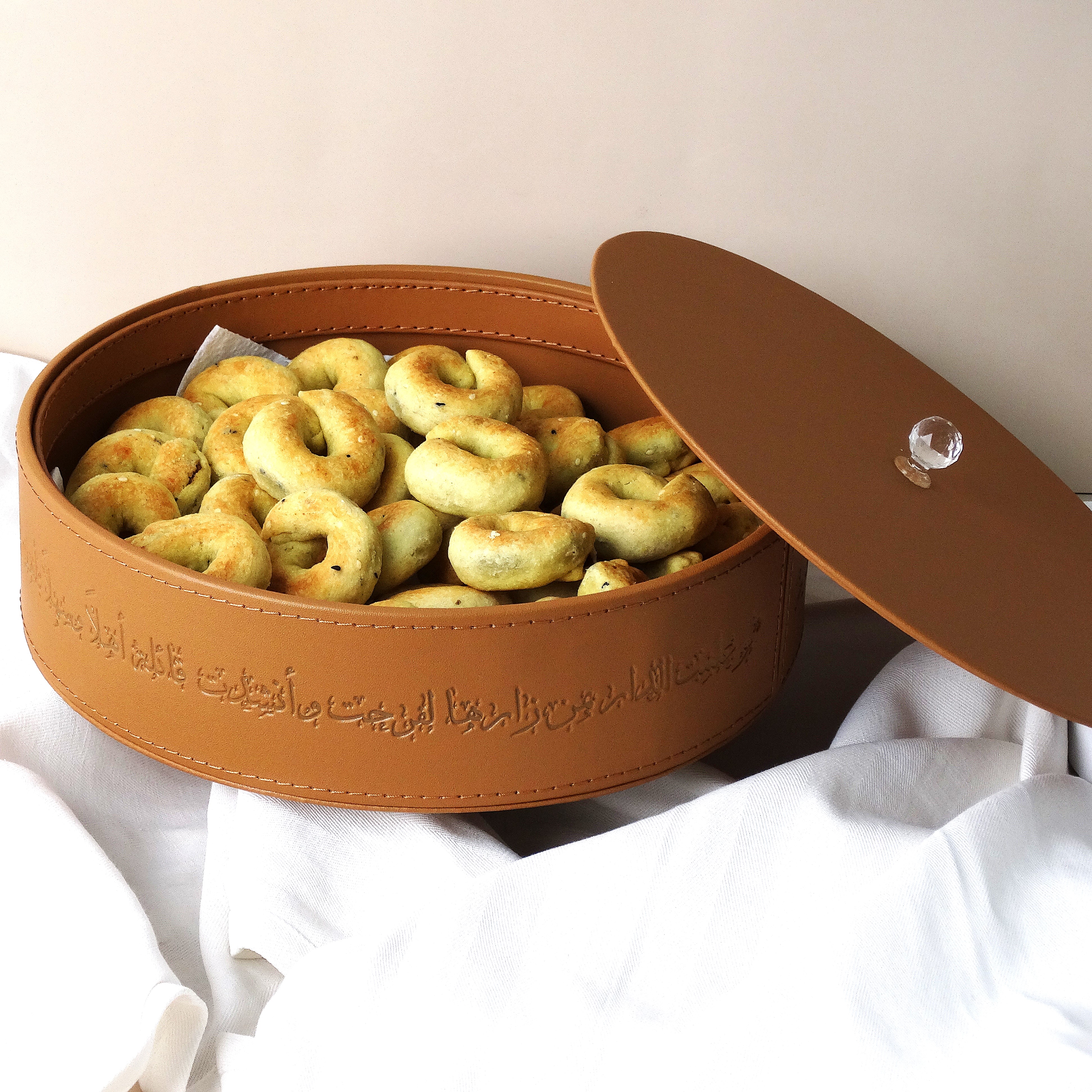 مضيفة حلويات