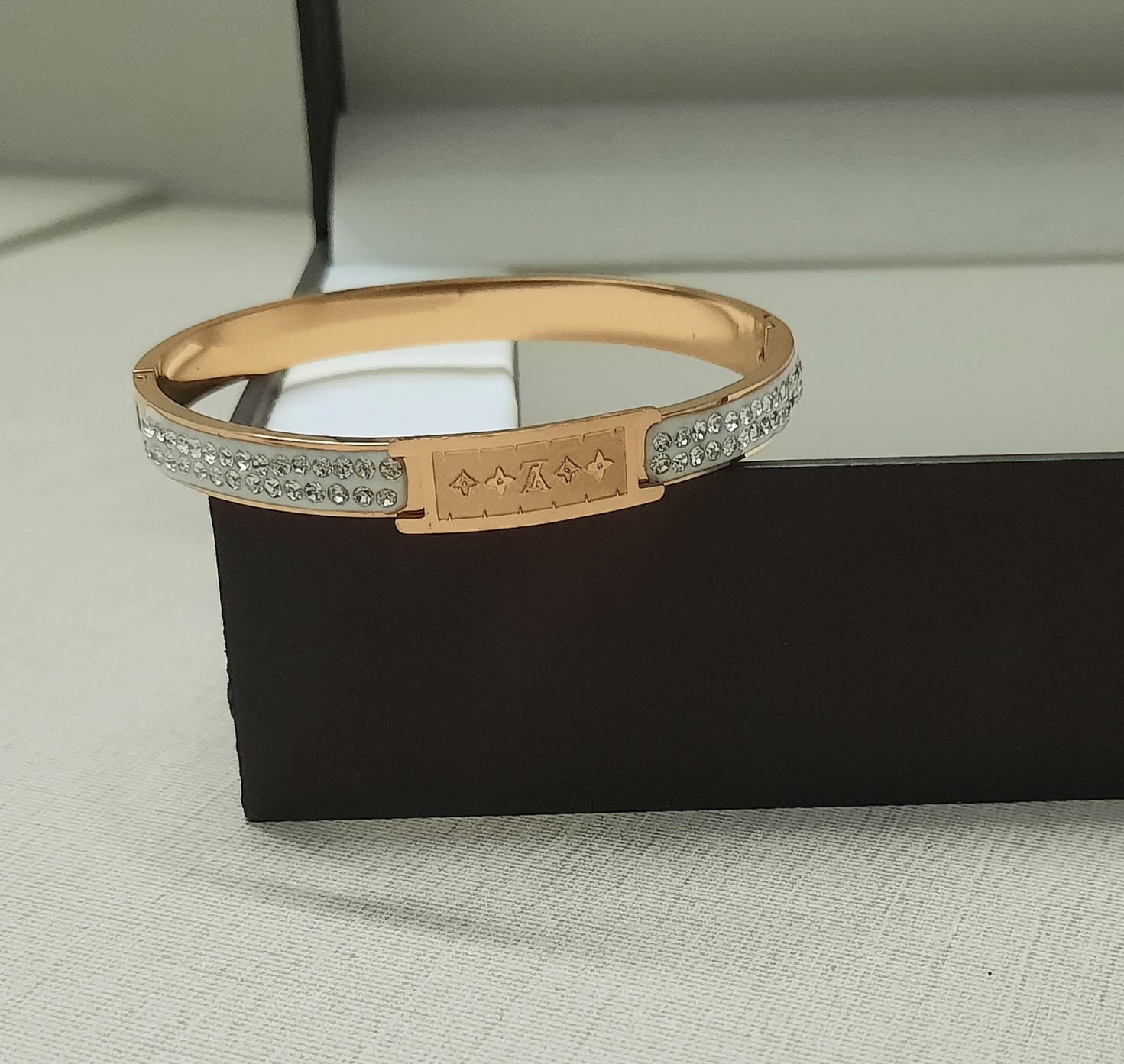 Elegant Gold and Diamond Bracelet BR-26