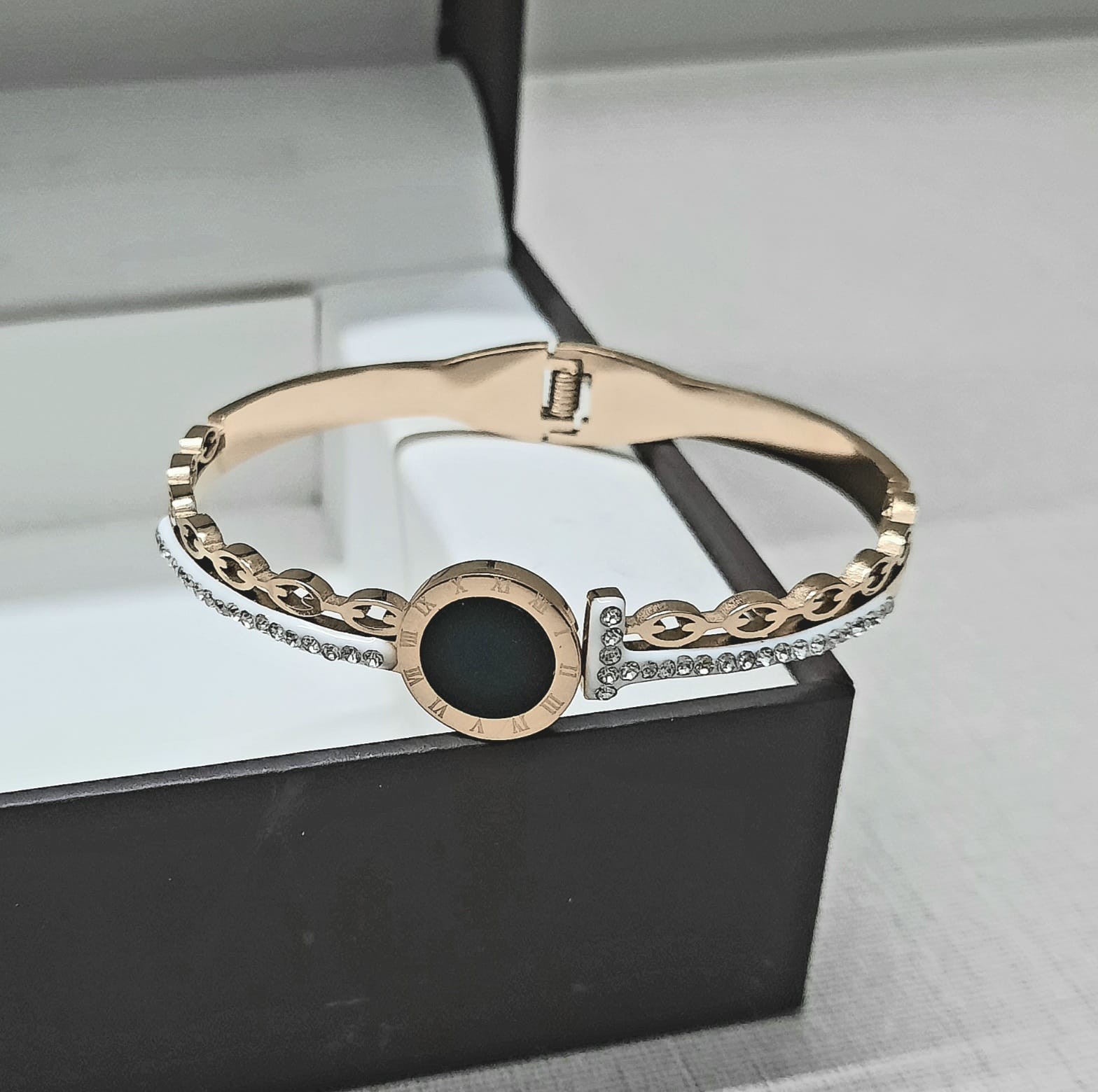 Elegant Gold and Black Bracelet BR-49