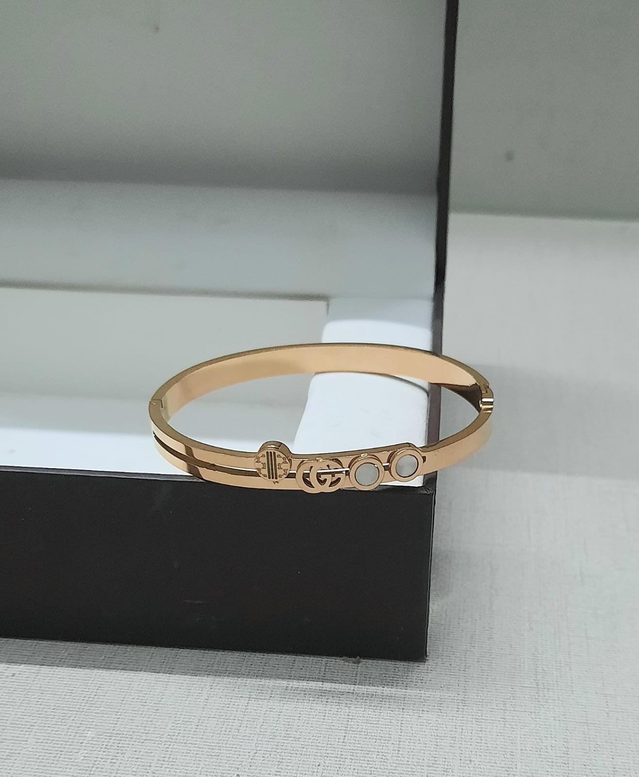 Elegant Gold Bangle Bracelet BR-51