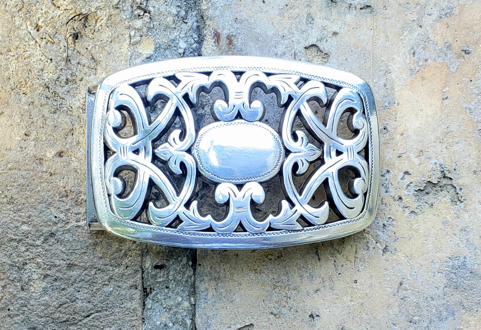 Boucle plaque arabesque