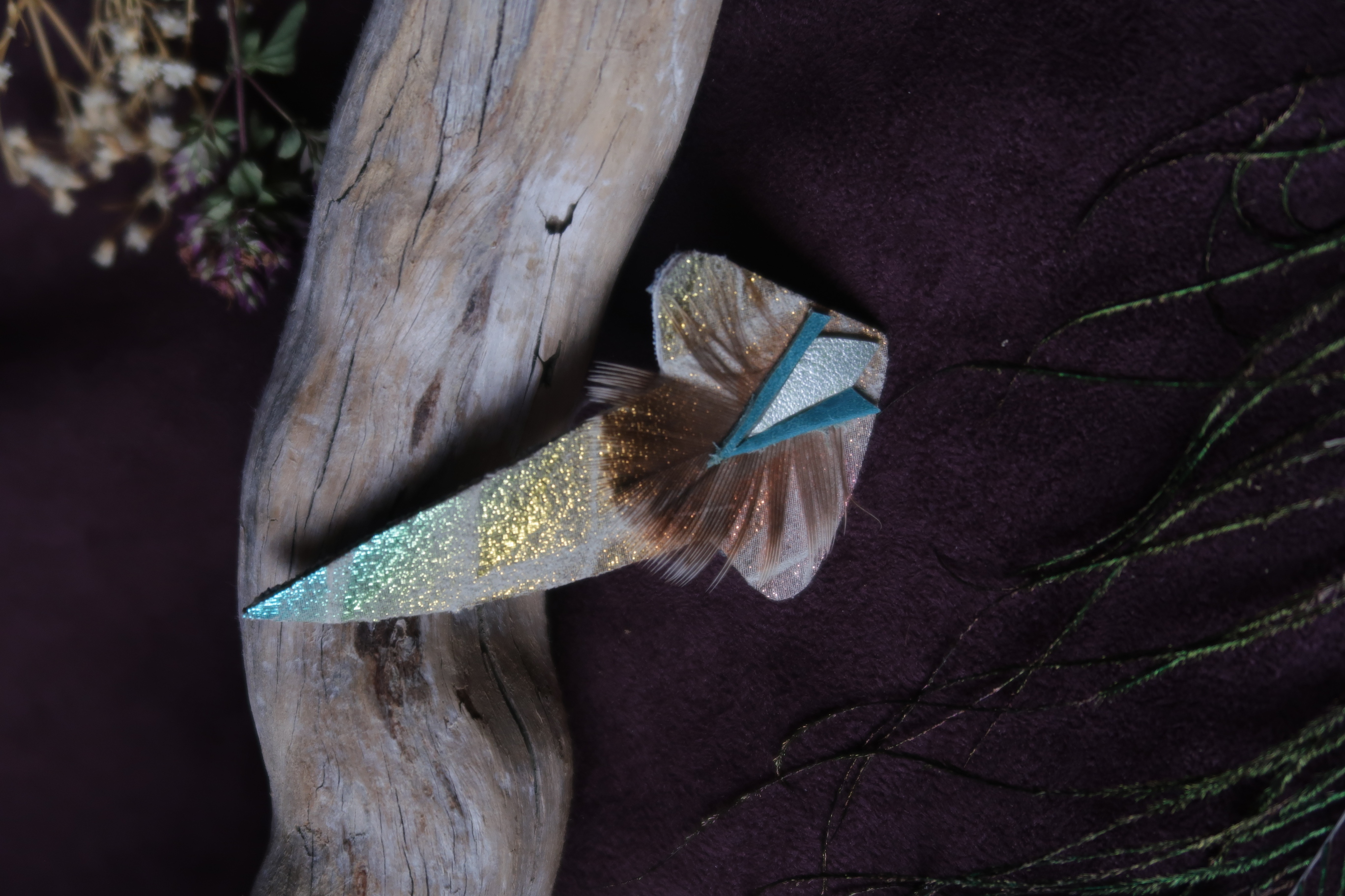 Broche Flèche cuir arc-en-ciel