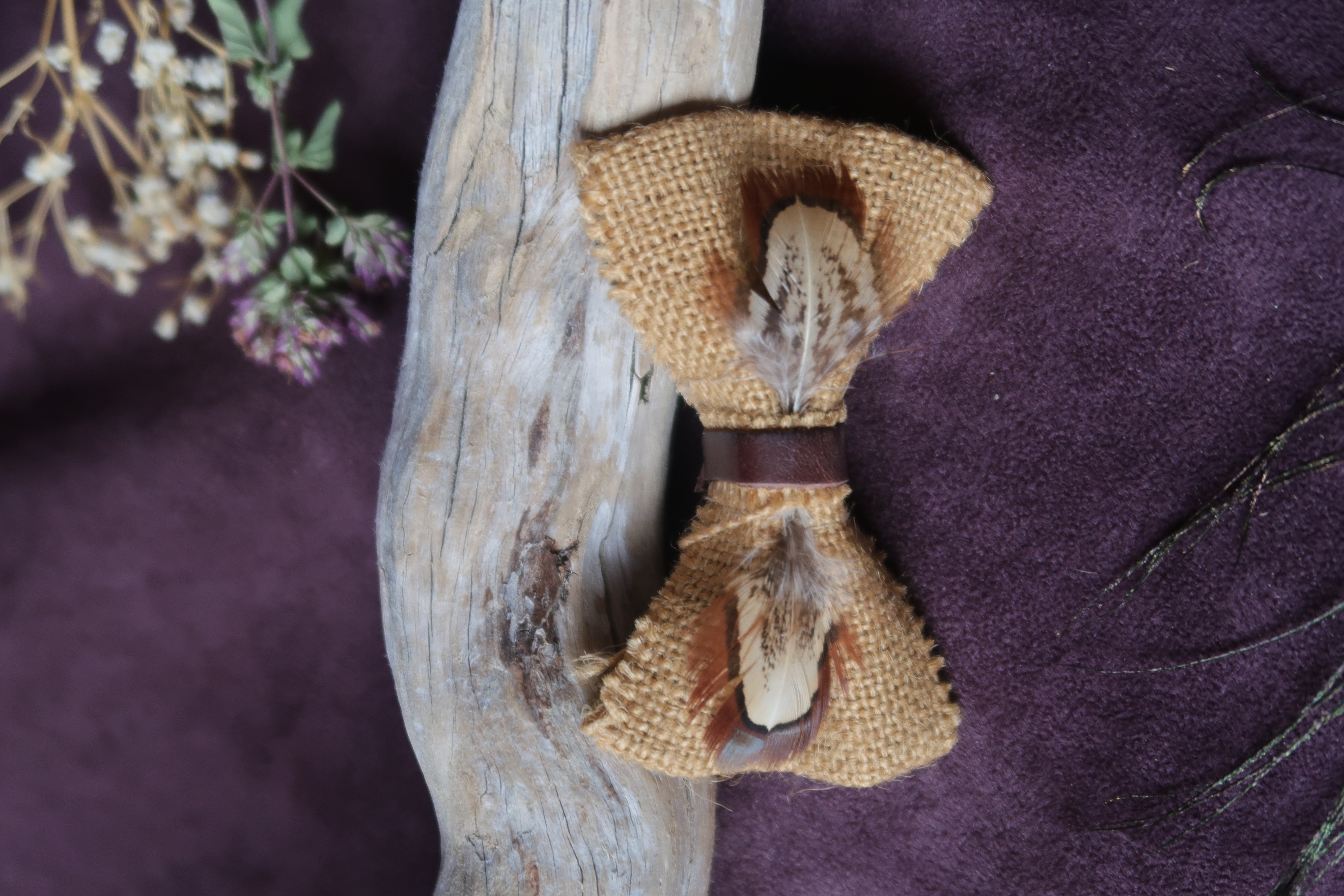 Broche Noeud en jute et plumes de faisan