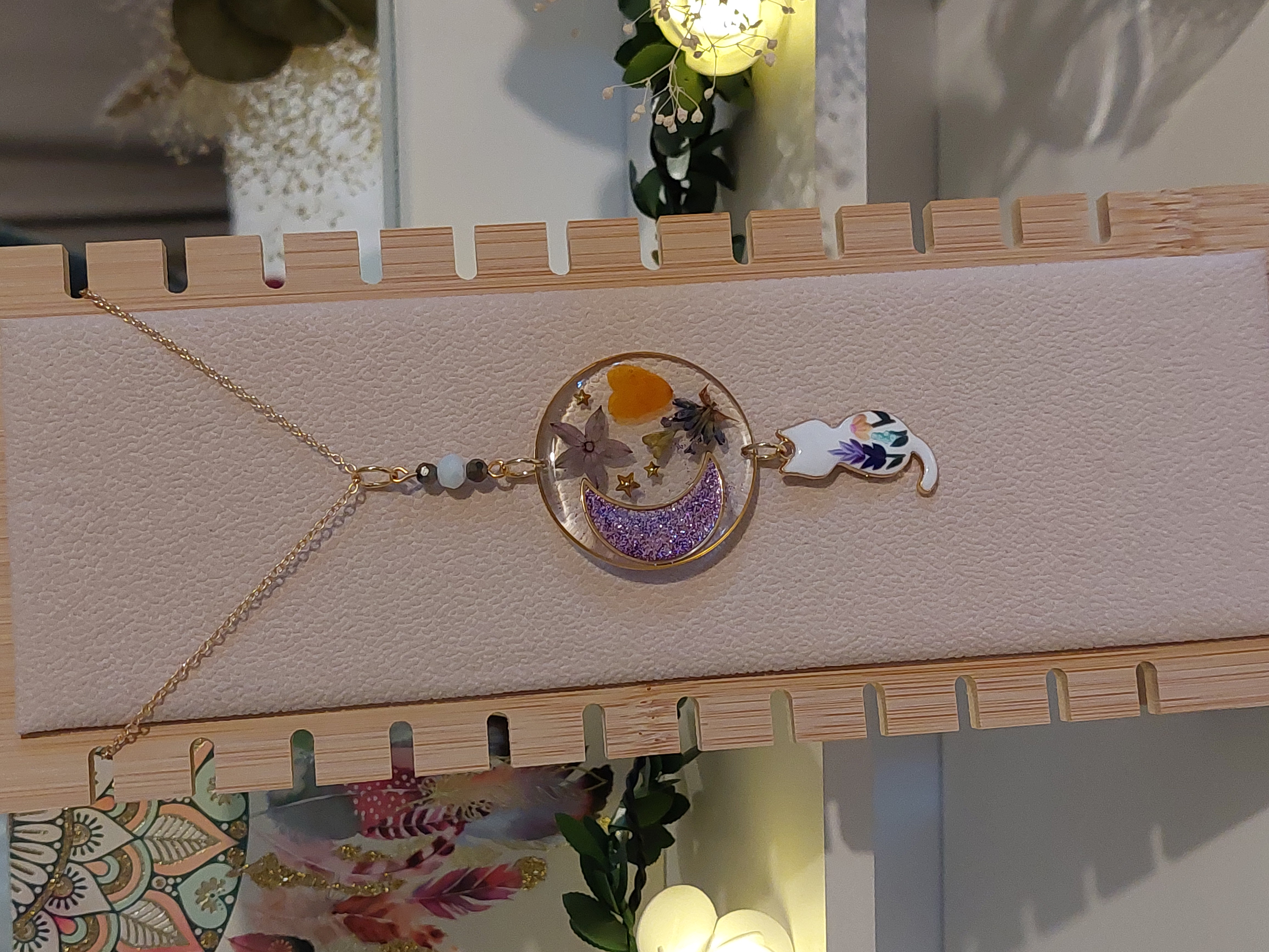Collier "Un Chat sur la Lune Fleurie"