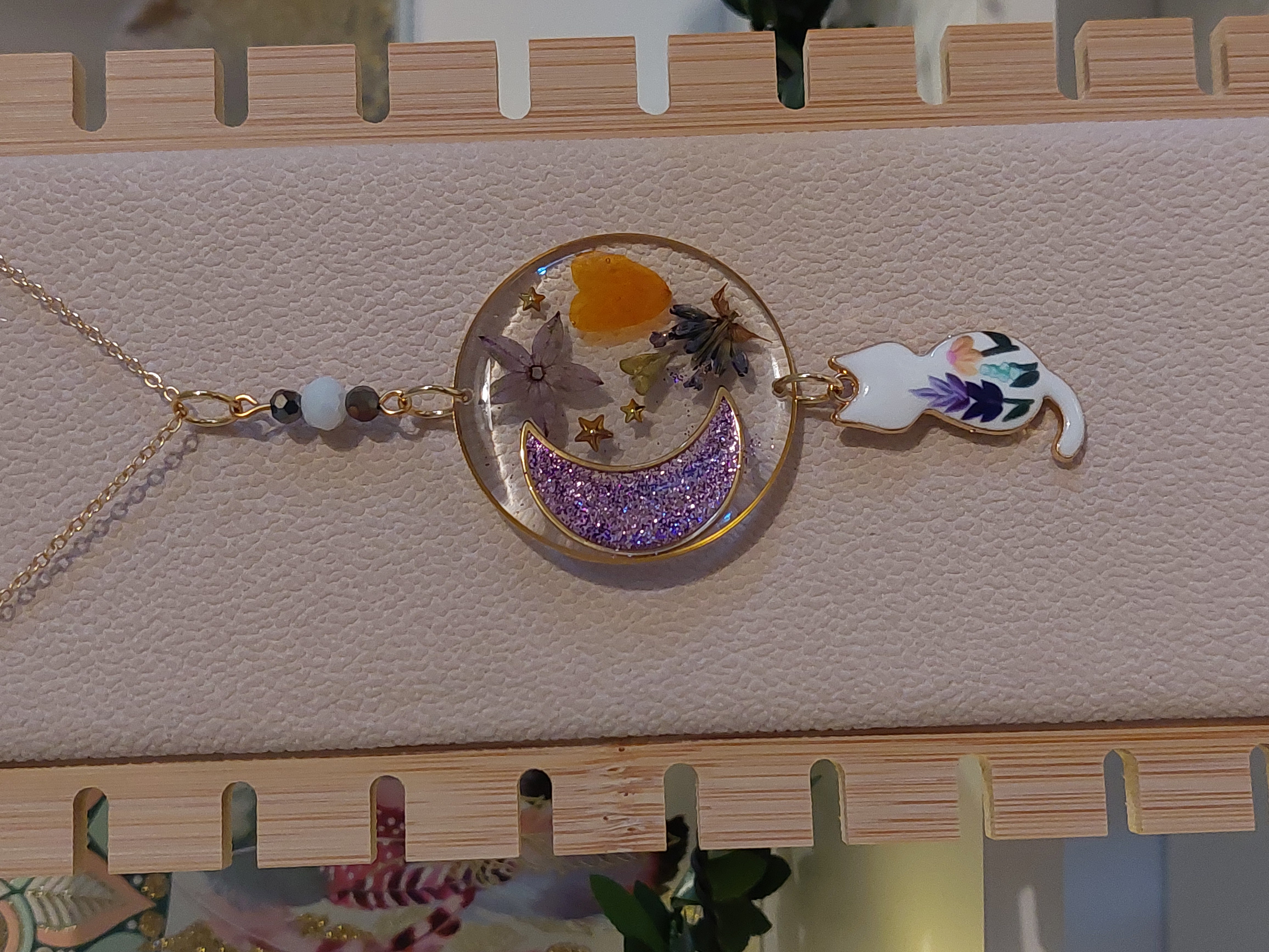 Collier "Un Chat sur la Lune Fleurie"