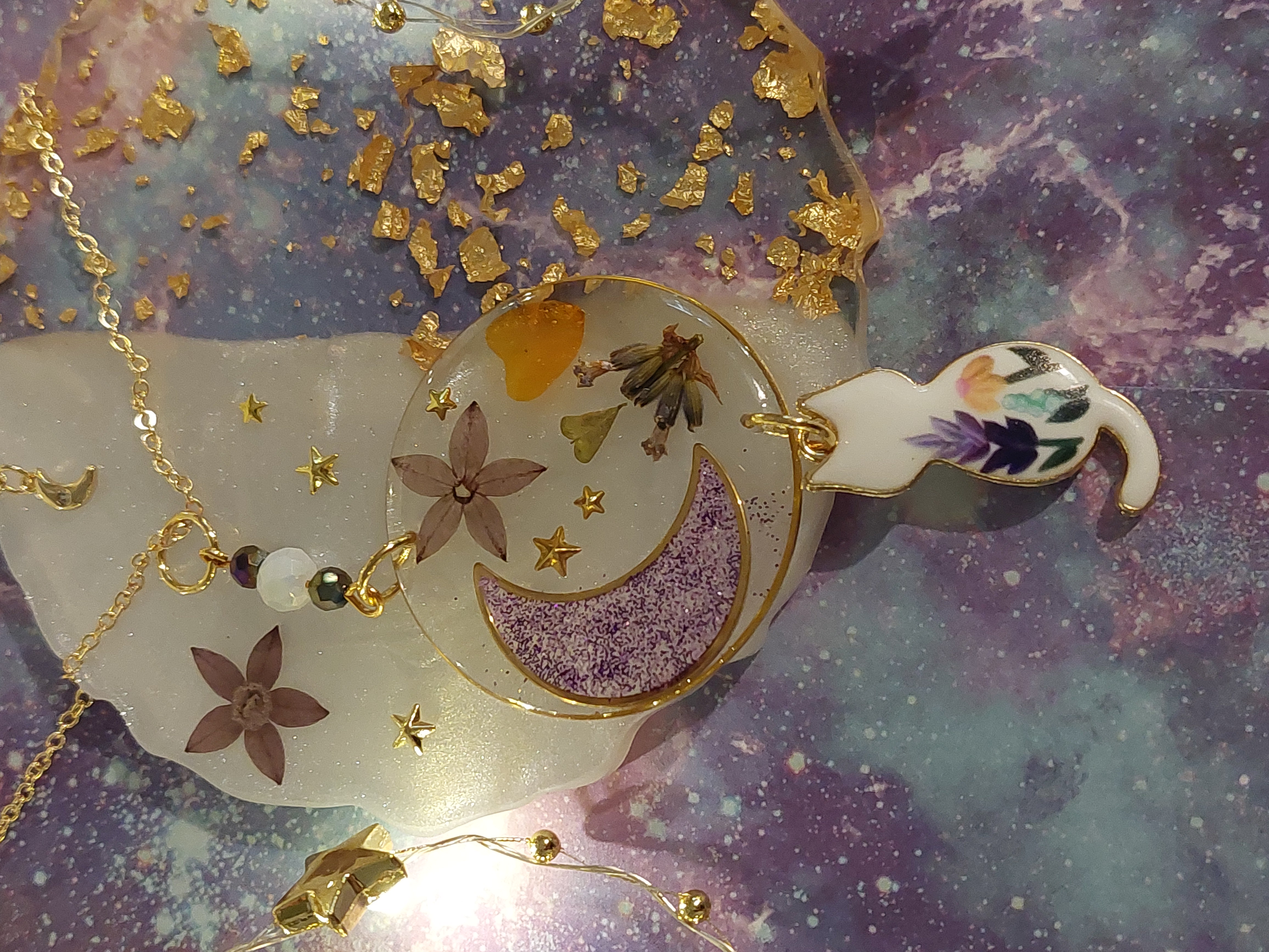 Collier "Un Chat sur la Lune Fleurie"