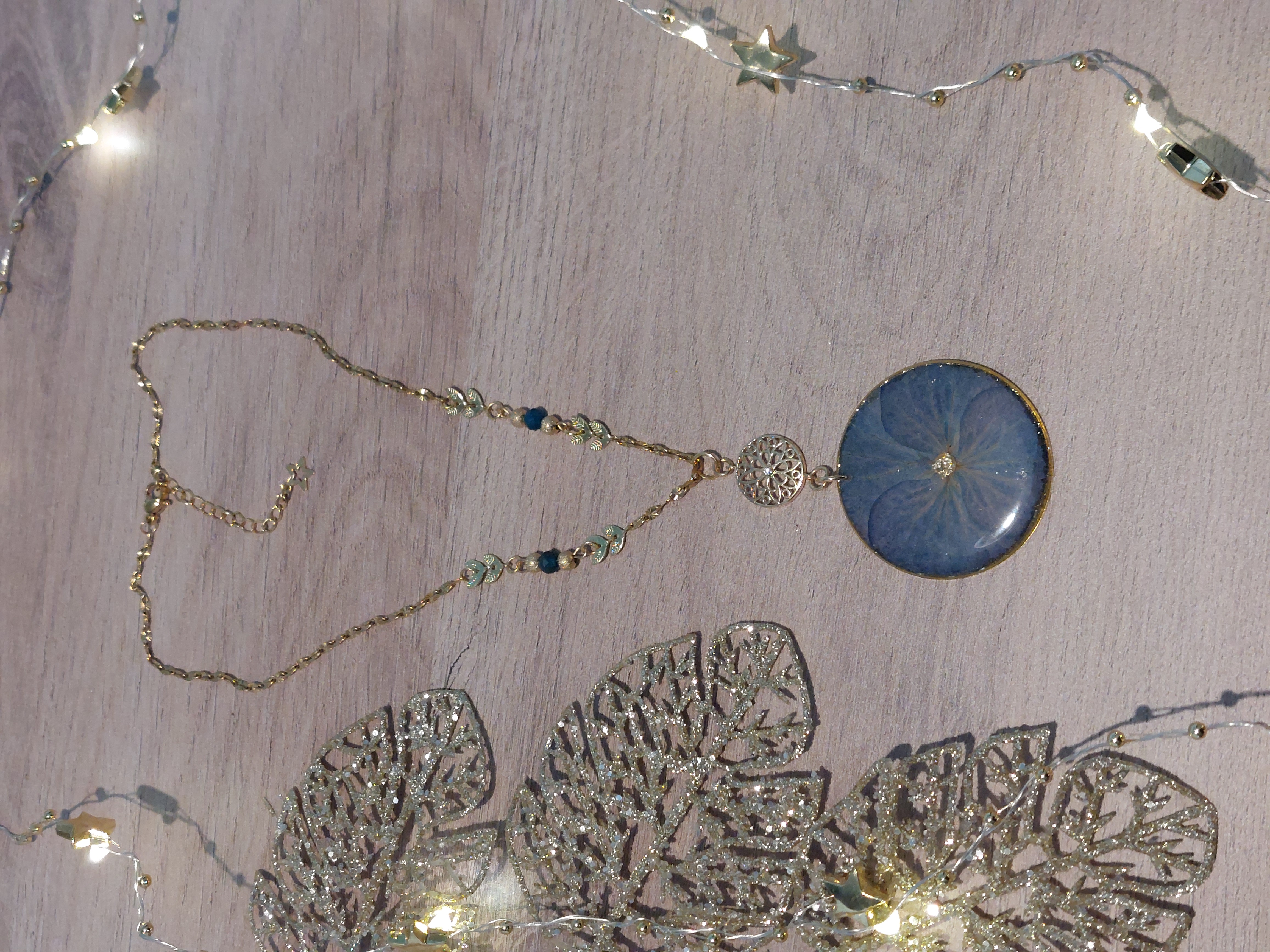 Collier Doré Hortensia (modèle grand médaillon)