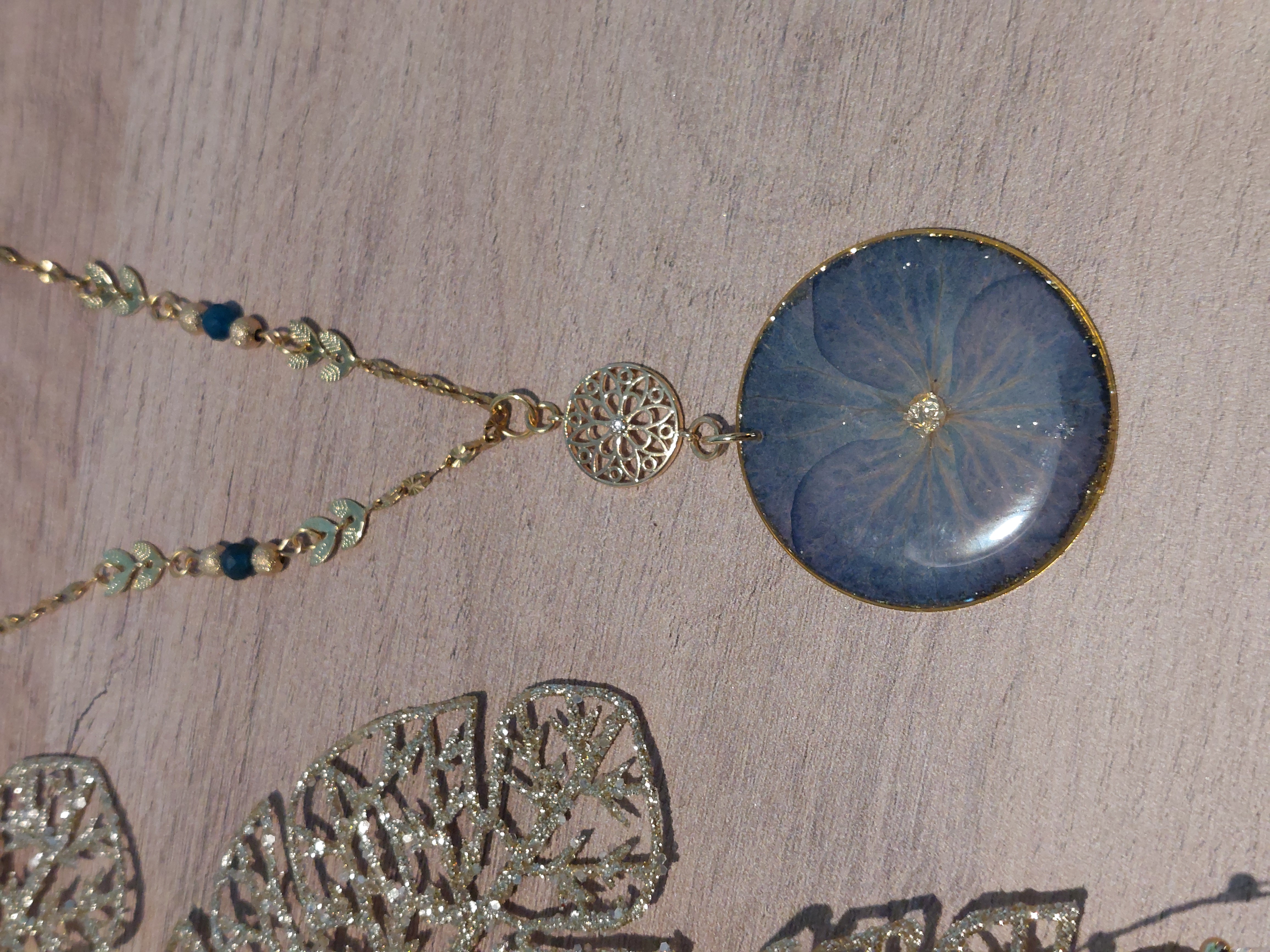 Collier Doré Hortensia (modèle grand médaillon)