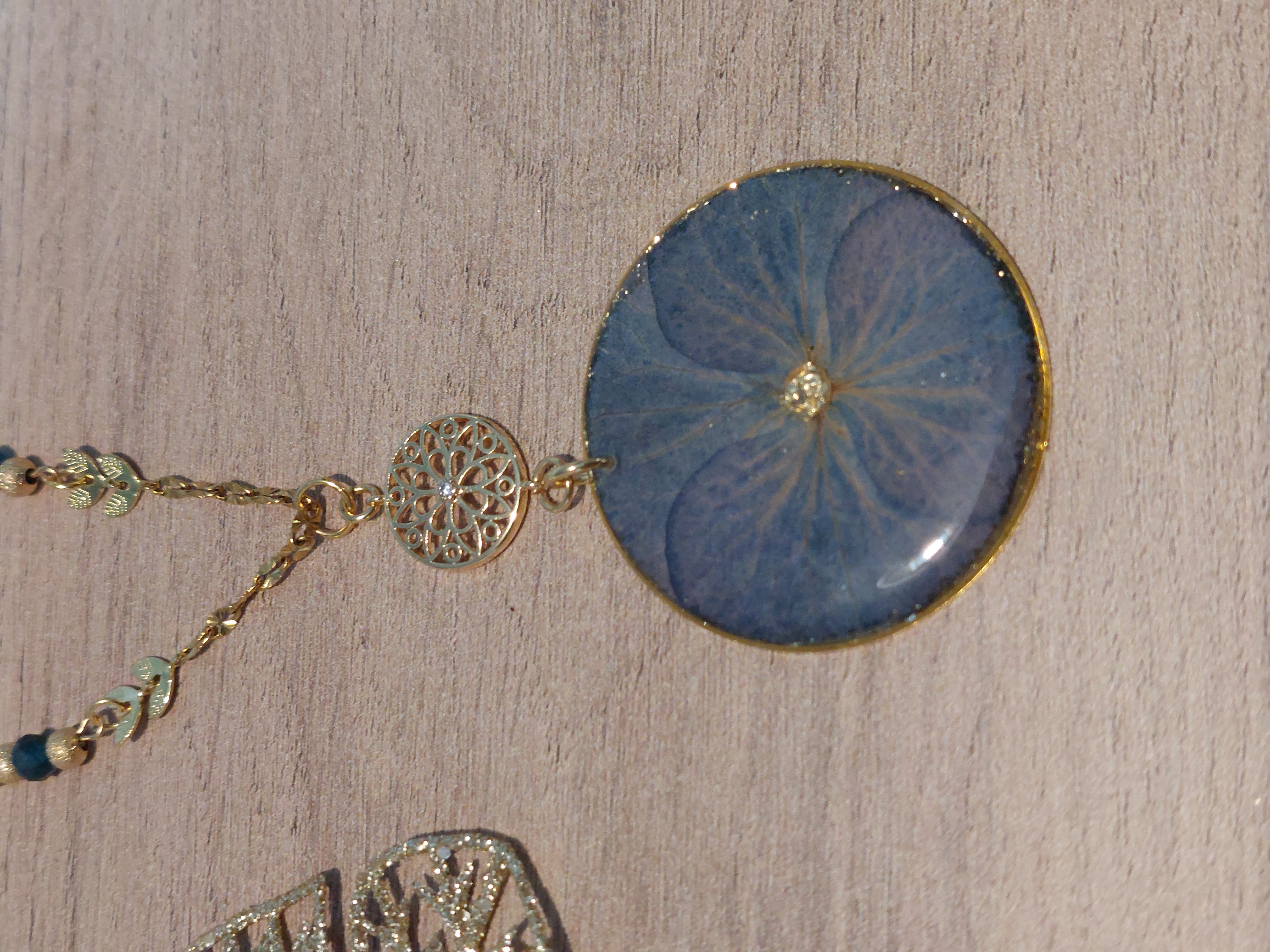 Collier Doré Hortensia (modèle grand médaillon)