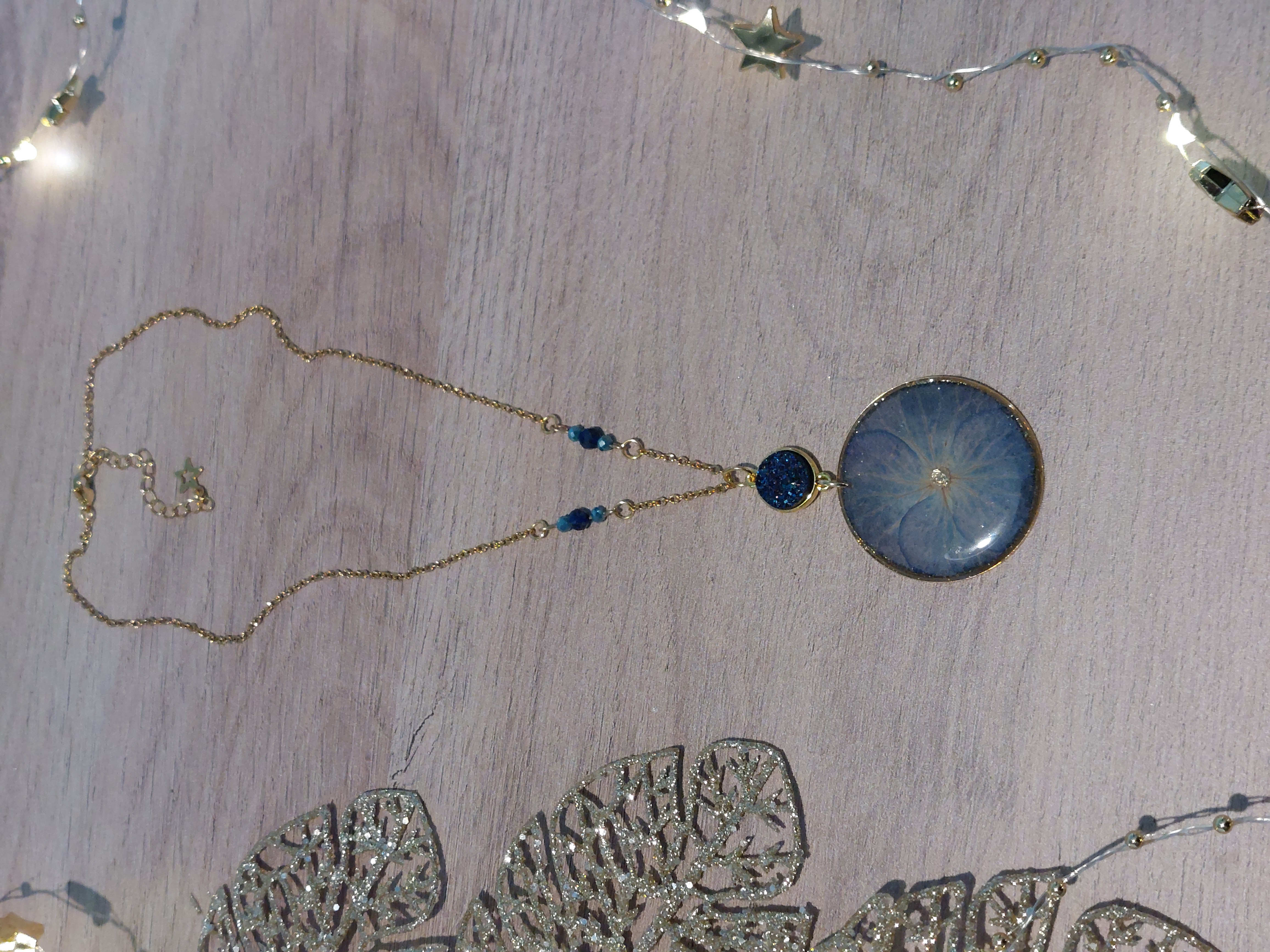 Collier Doré Hortensia (modèle médaillon moyen)