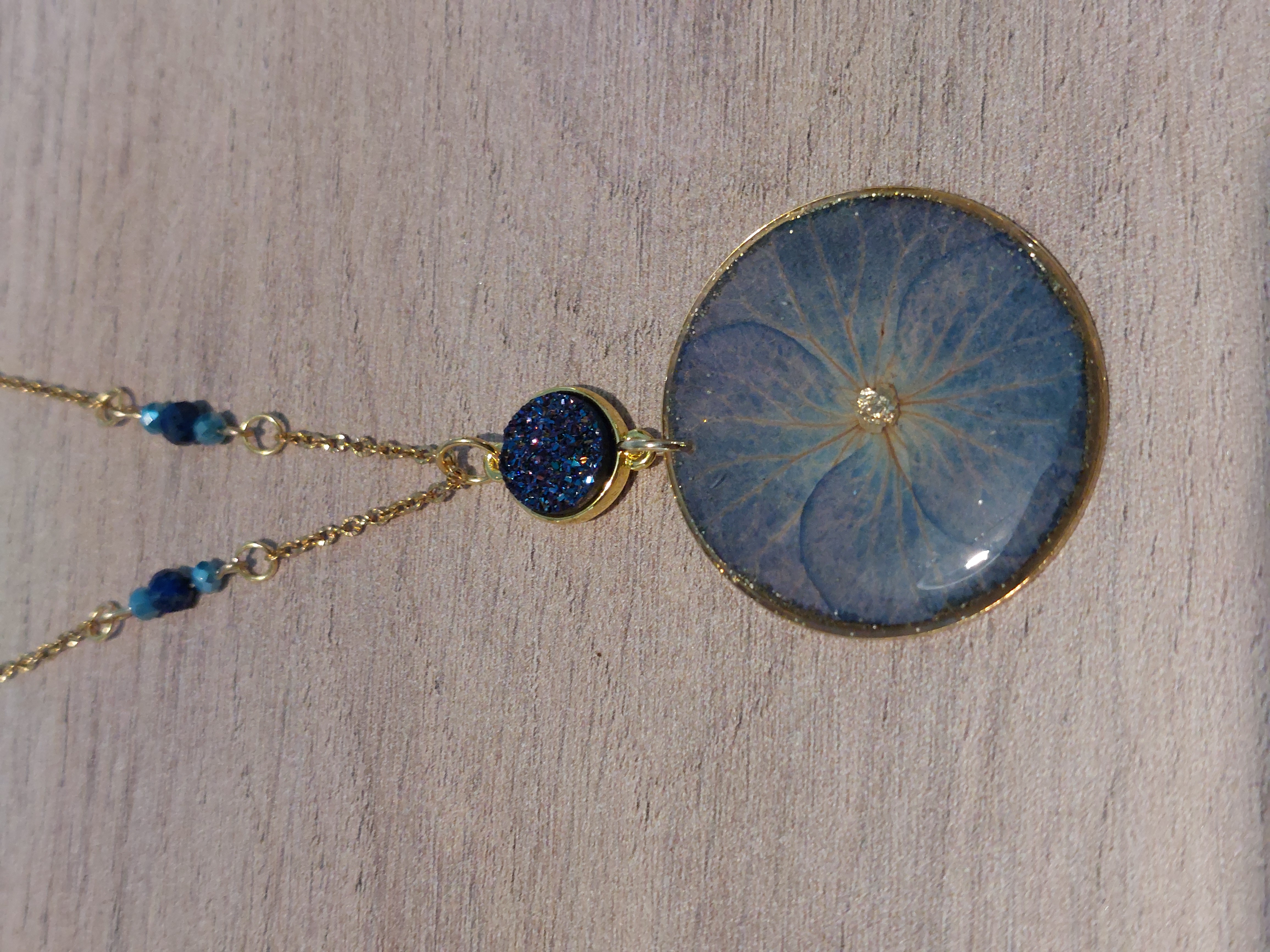 Collier Doré Hortensia (modèle médaillon moyen)