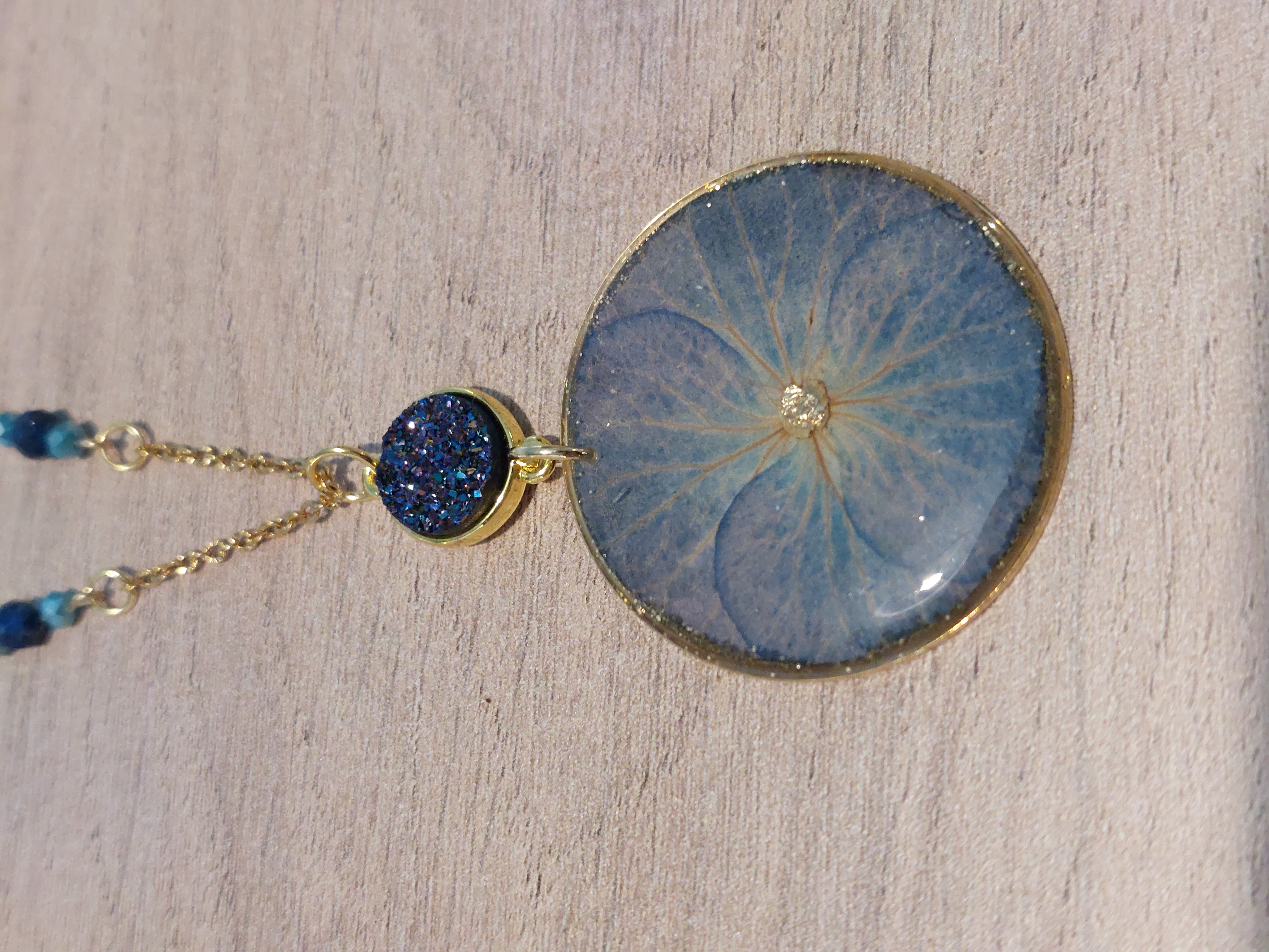 Collier Doré Hortensia (modèle médaillon moyen)