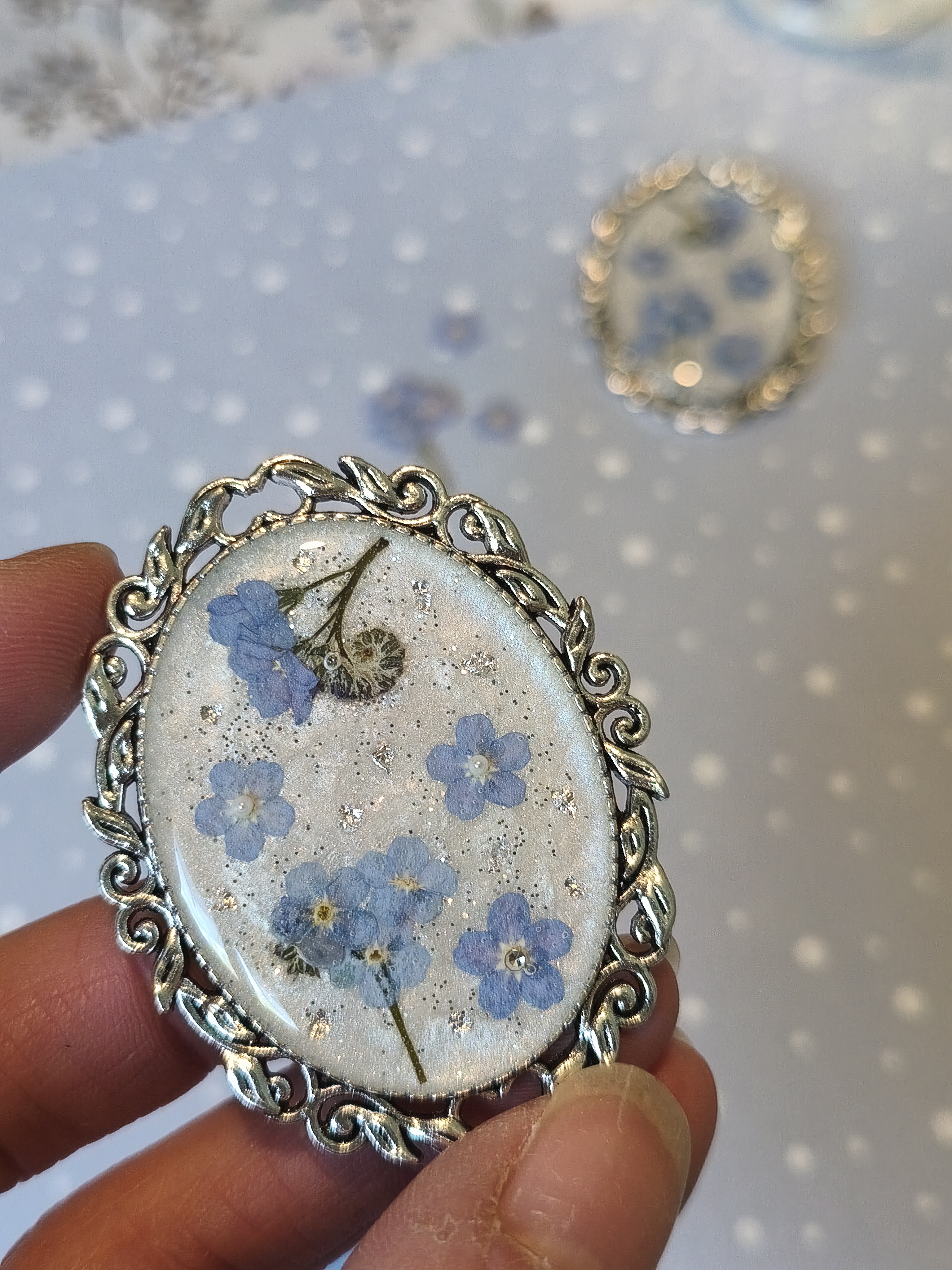 Broche printanière myosotis