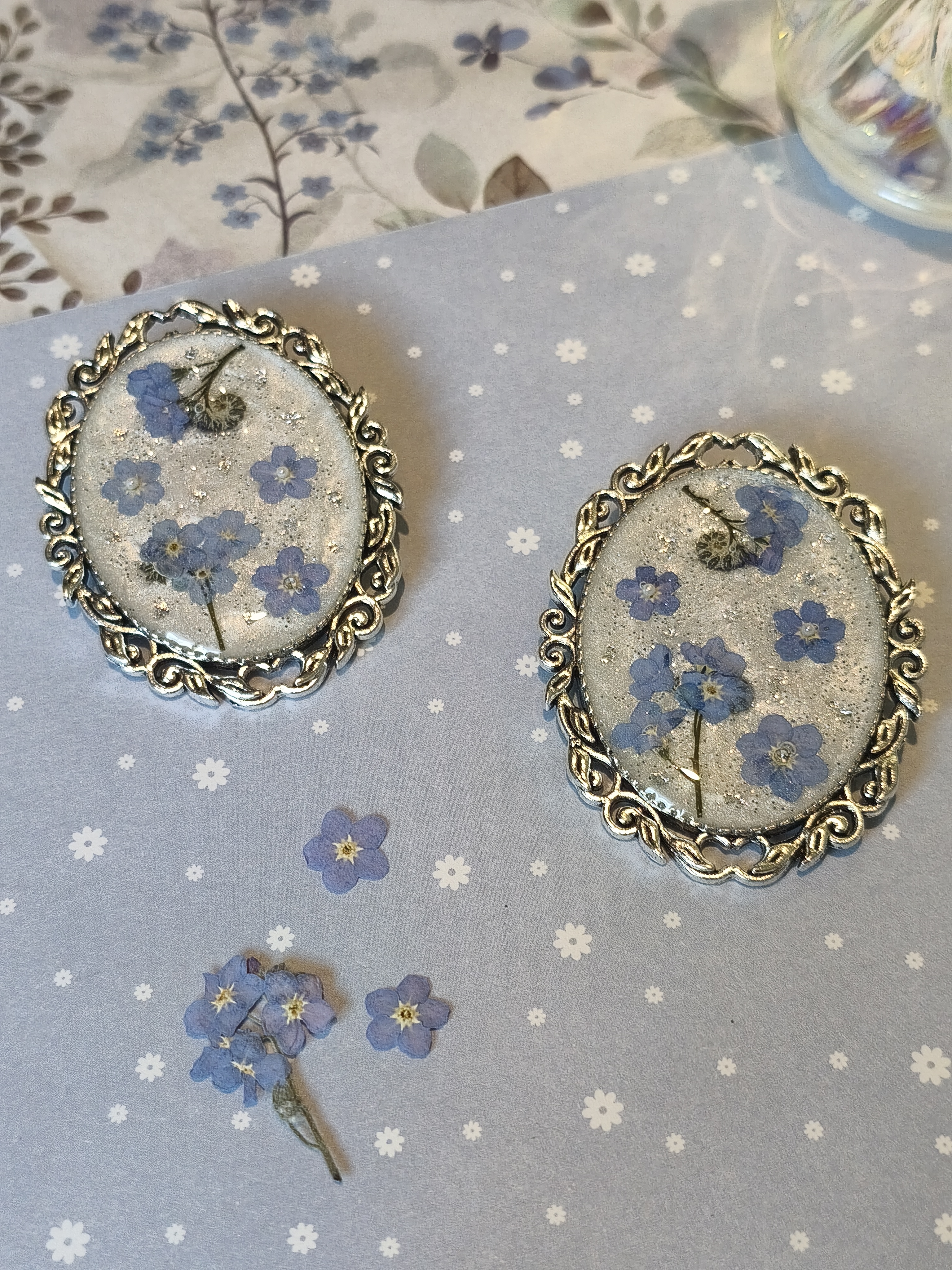 Broche printanière myosotis
