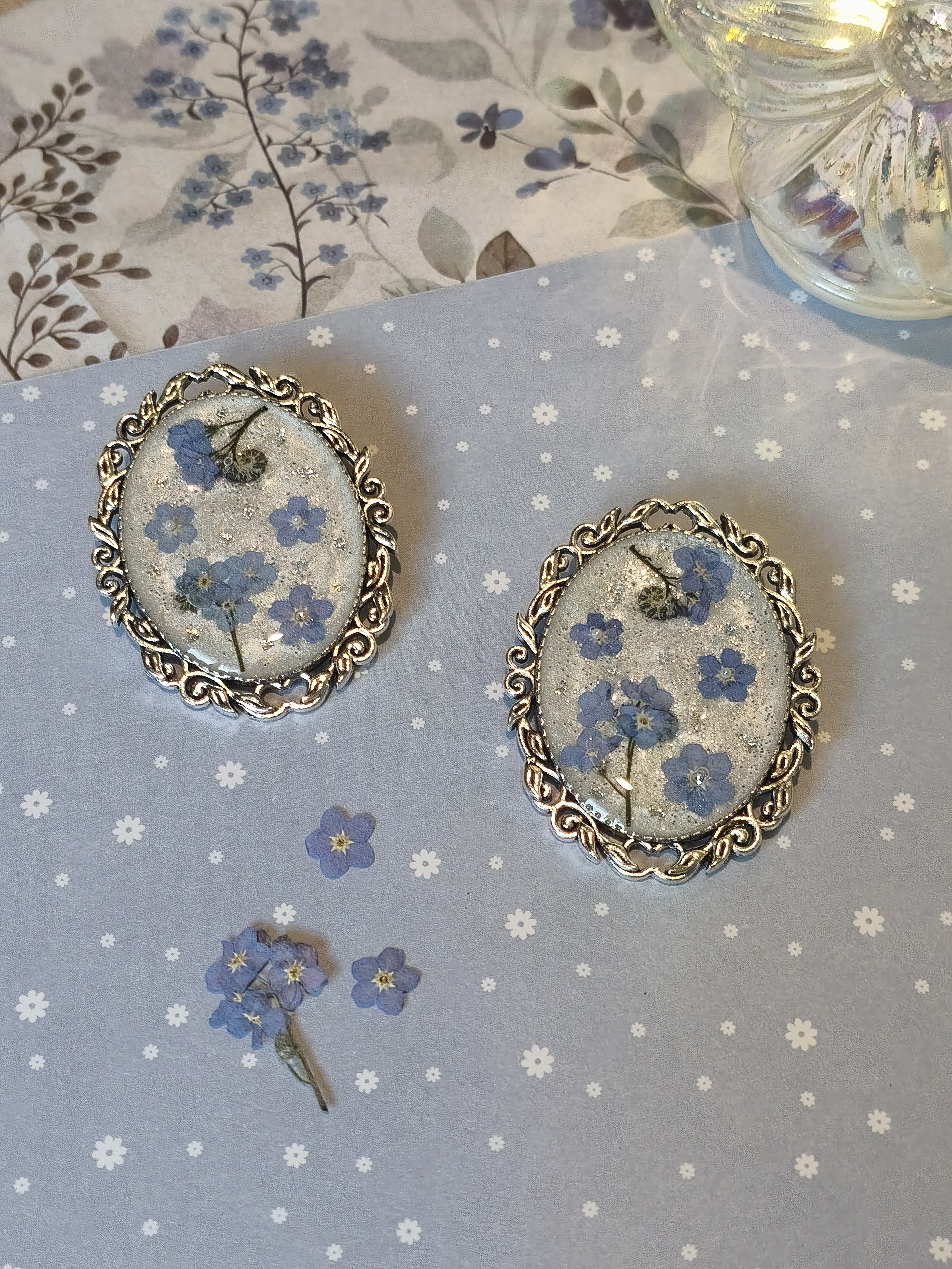 Broche printanière myosotis