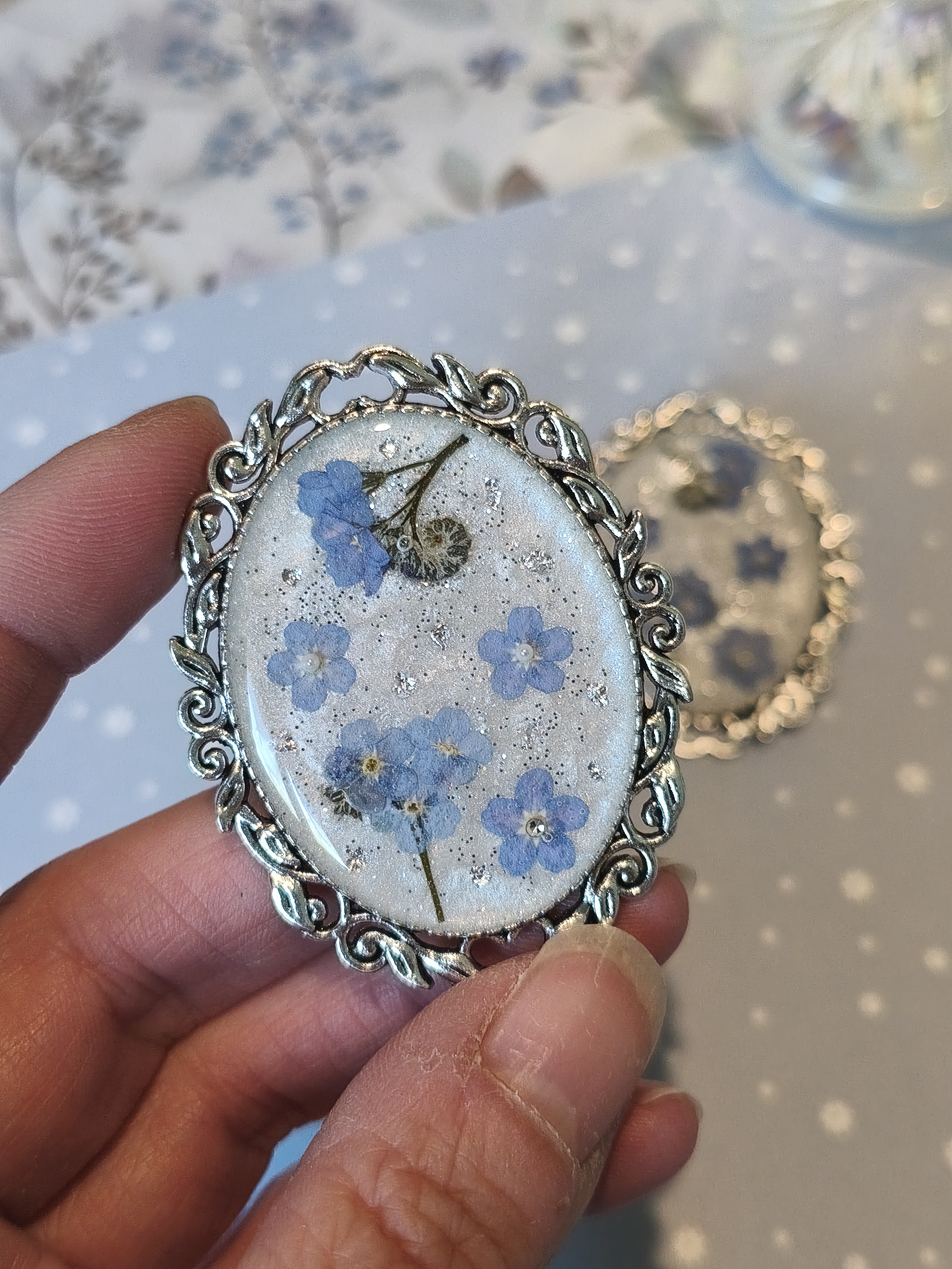 Broche printanière myosotis