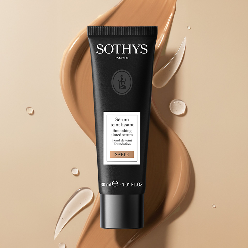 SOTHYS Glotninantis makiažo pagrindas Sable – su serumu, švytinti oda, 30 ml