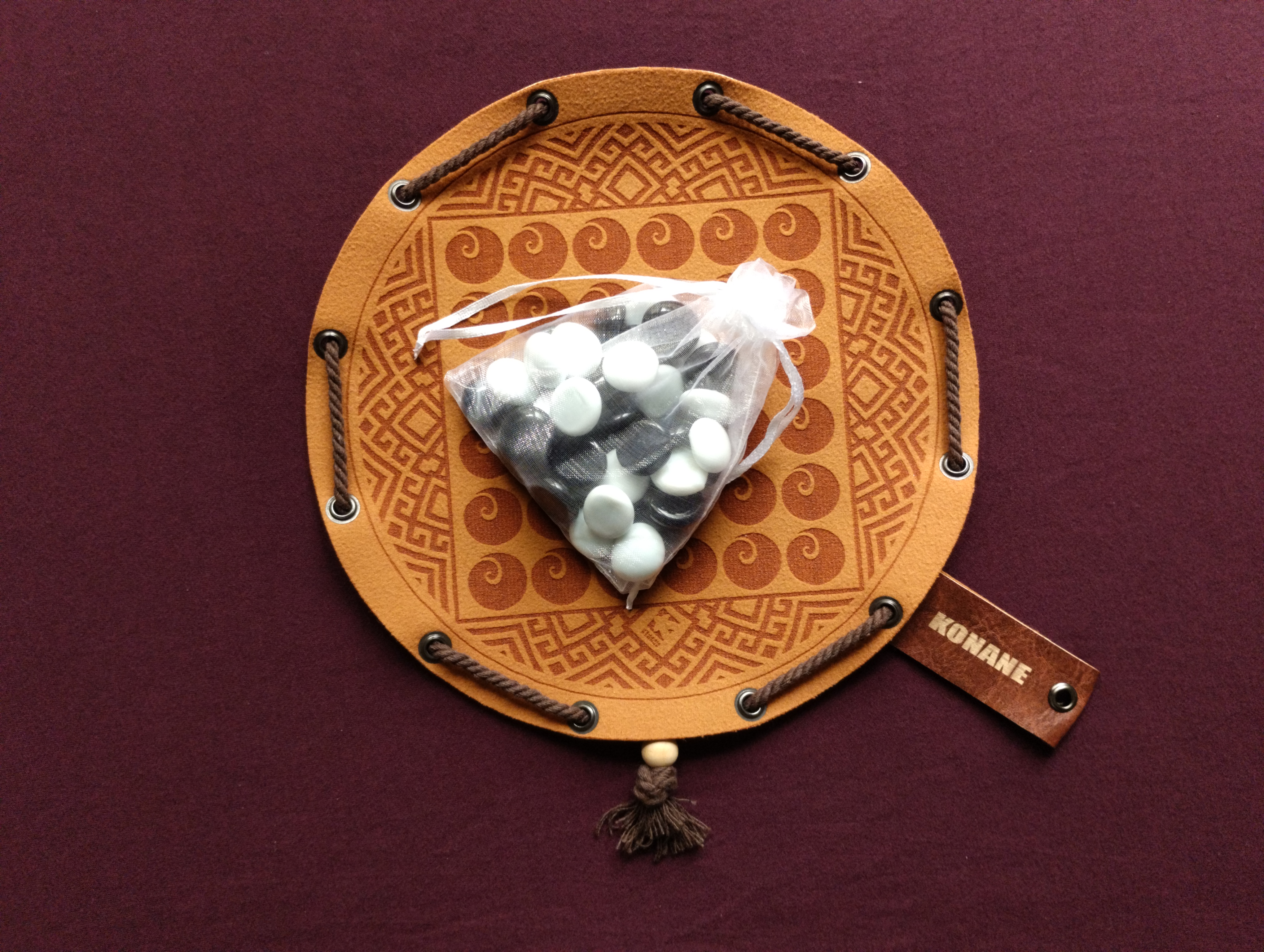 Konane hawaiian ancient historic board game in faux leather pouch, 22.5cm, 8.85inch diameter