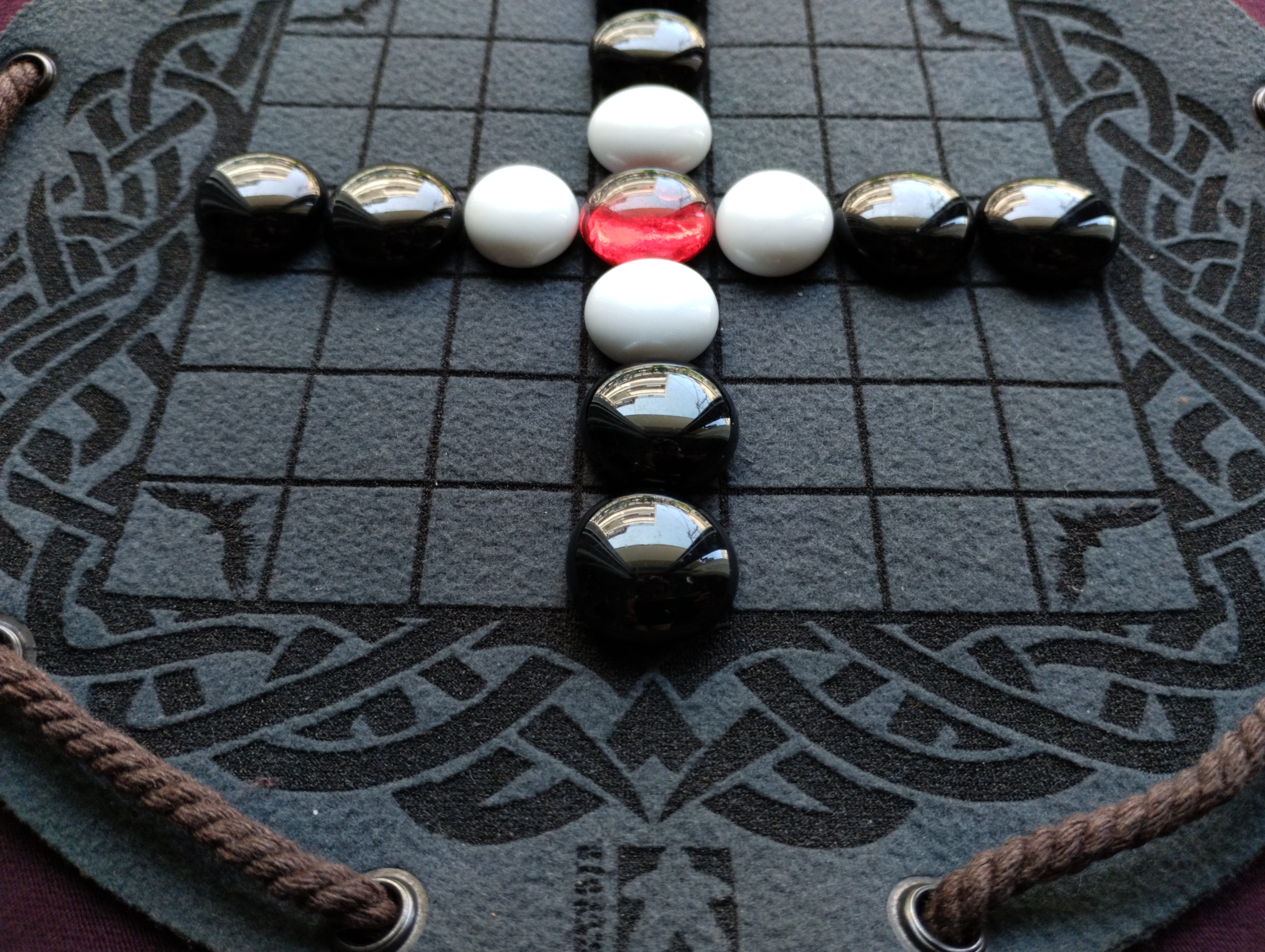 Hnefatafl Magpie Viking Chess ancient historical board game in faux leather pouch dark green, 22.5cm, 8.85inch diameter