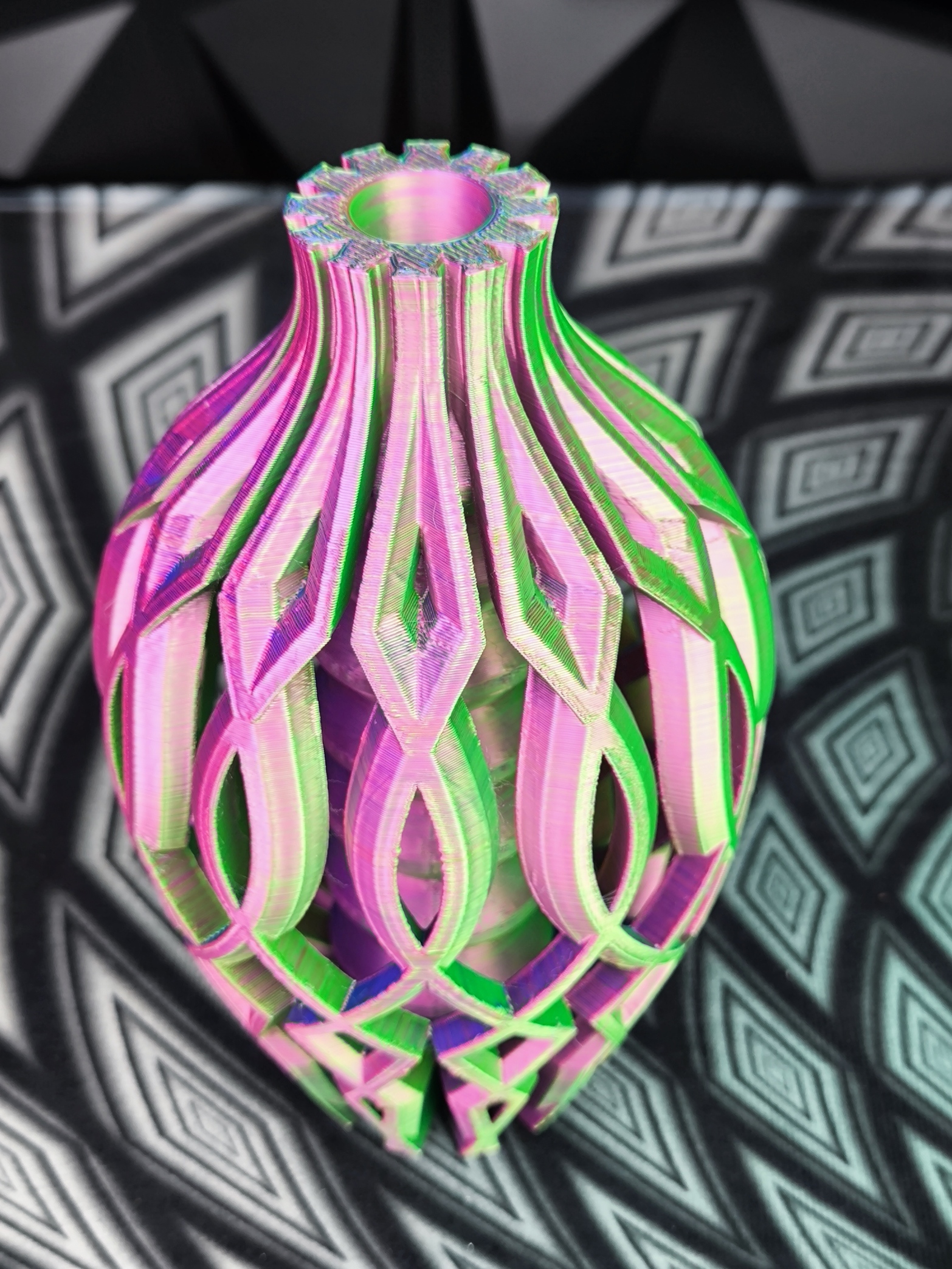 Moderne Design Vase für Trocken- und Kunstblumen in vielen Farben aus Kunststoff Vista