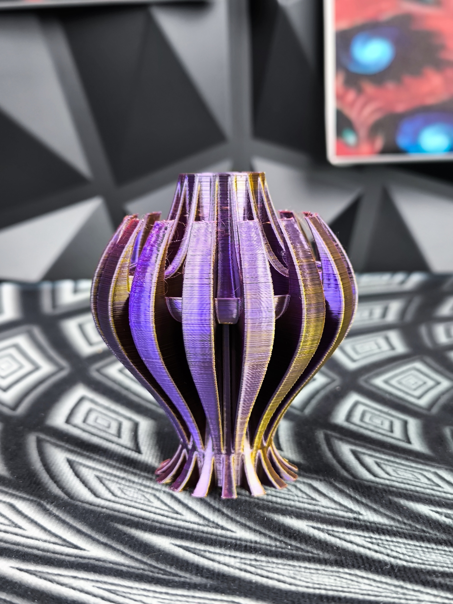 Moderne Design Vase für Trocken- und Kunstblumen in vielen Farben aus Kunststoff Nemesis