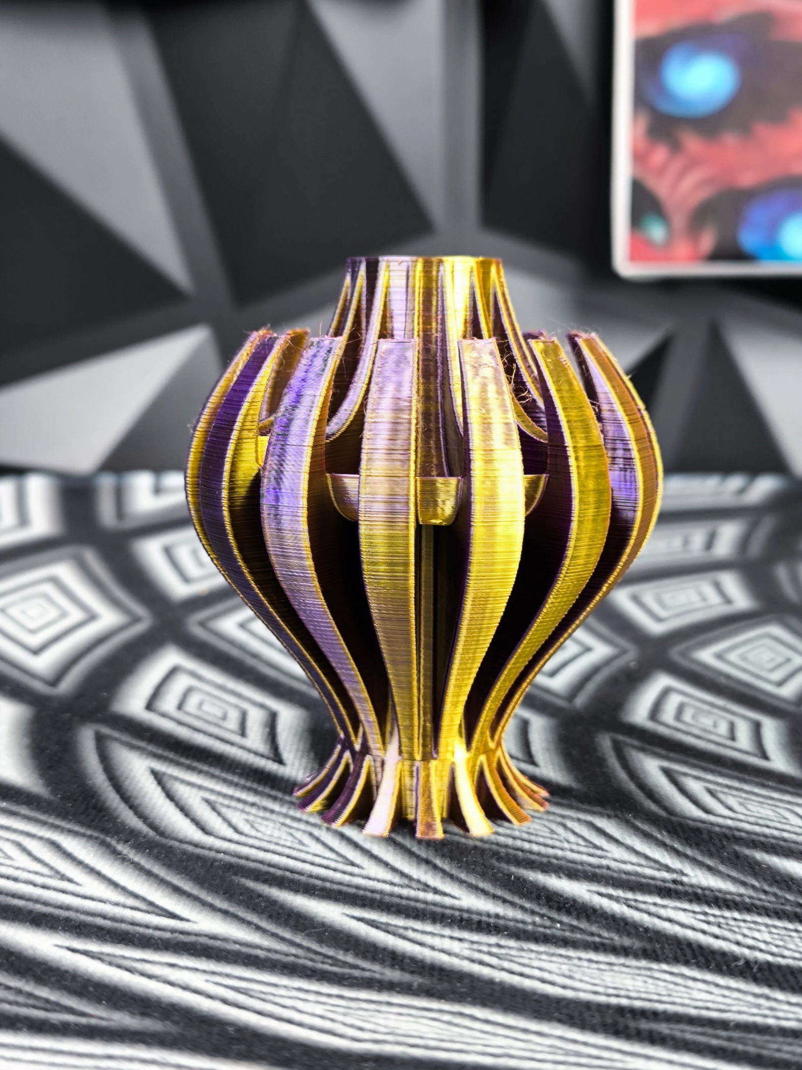 Moderne Design Vase für Trocken- und Kunstblumen in vielen Farben aus Kunststoff Nemesis