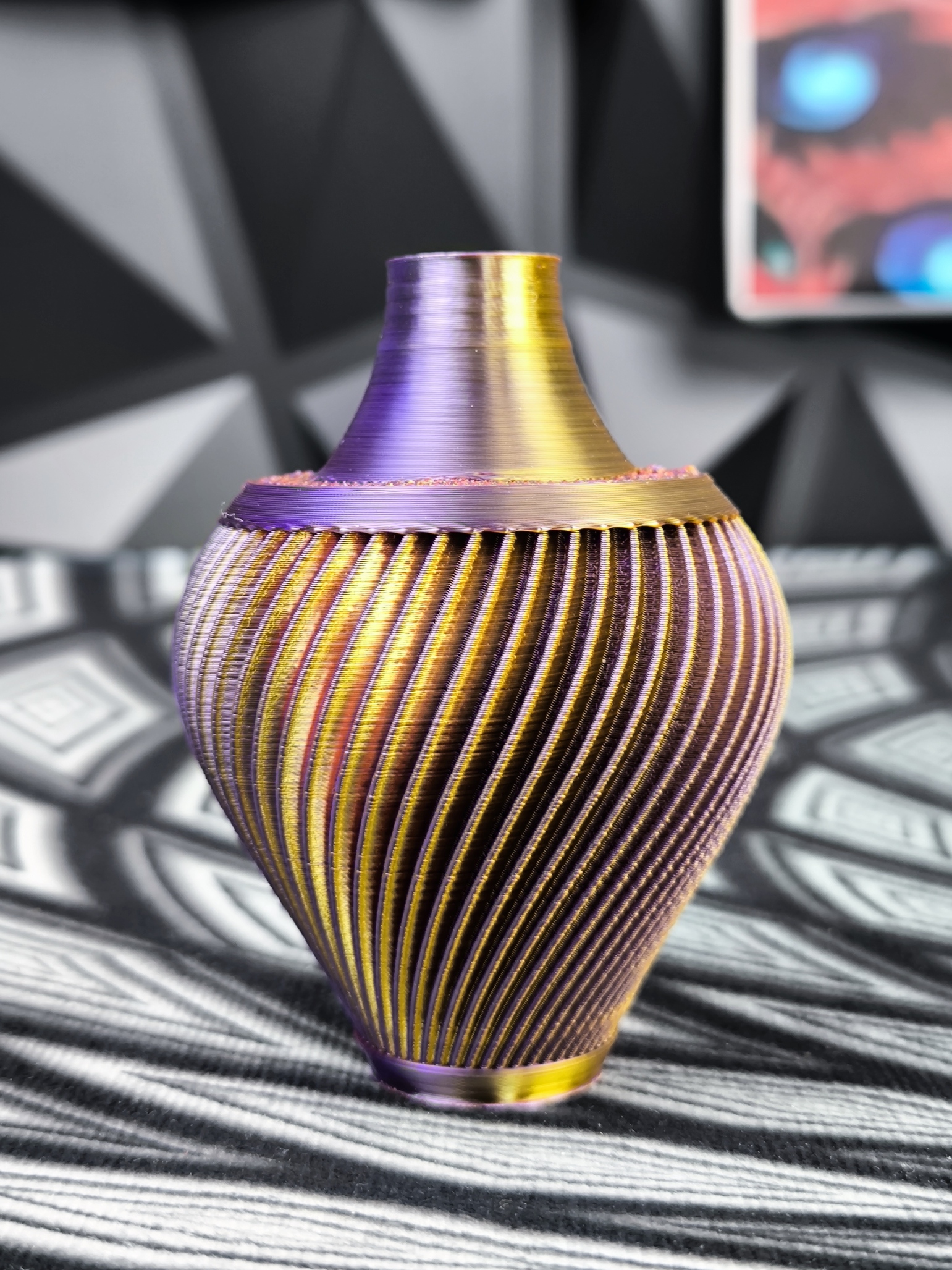 Moderne Design Vase für Trocken- und Kunstblumen in vielen Farben aus Kunststoff Kumo