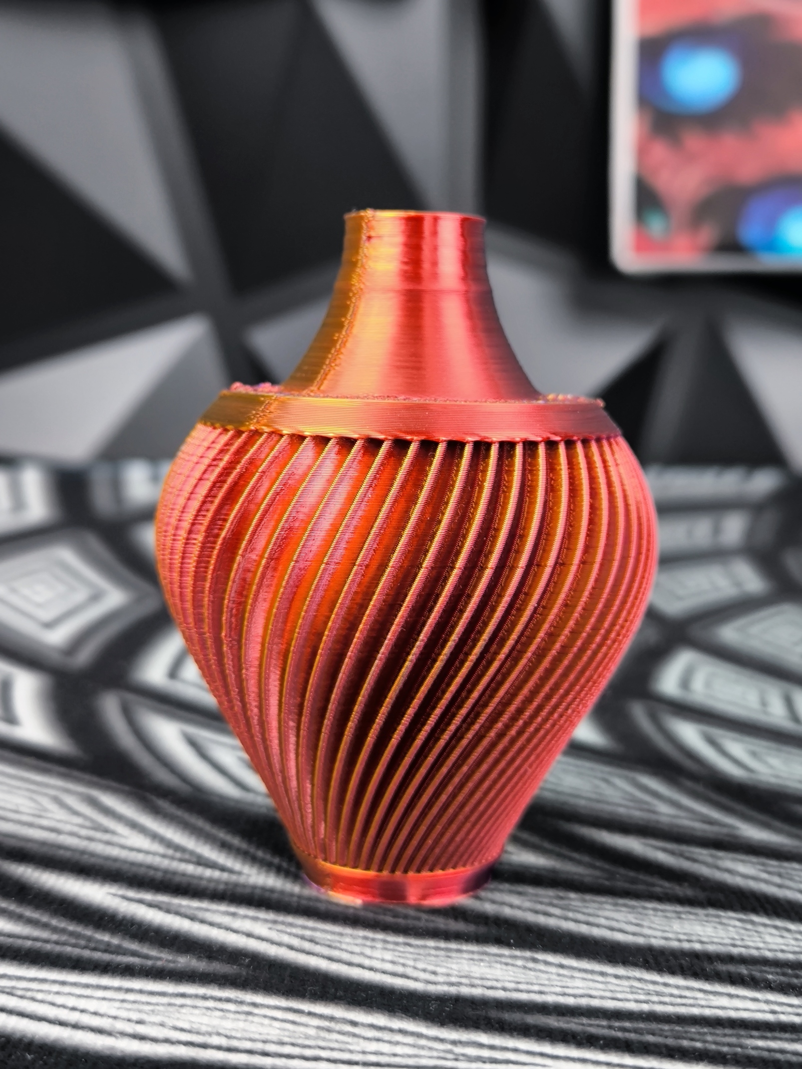 Moderne Design Vase für Trocken- und Kunstblumen in vielen Farben aus Kunststoff Kumo