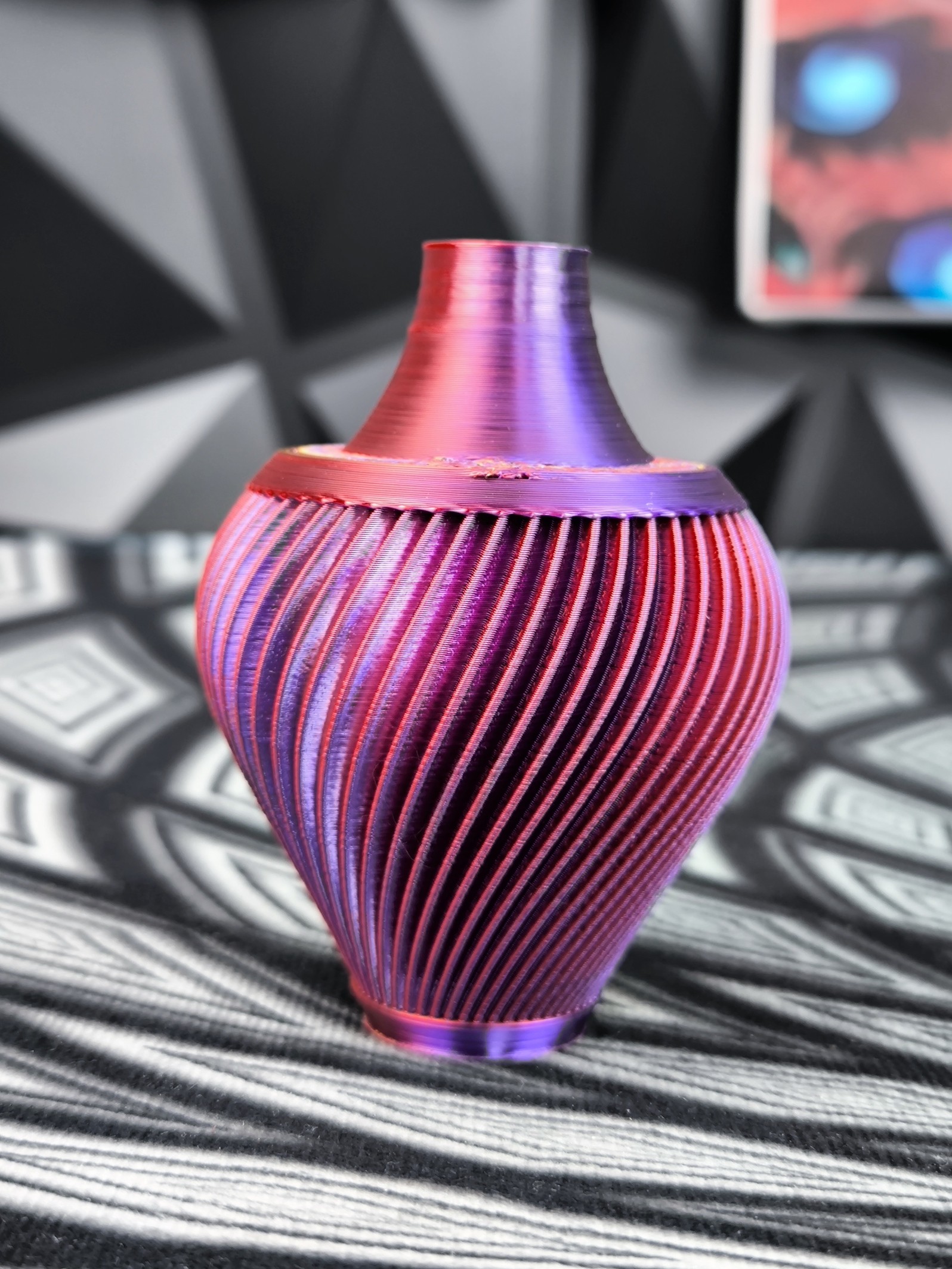 Moderne Design Vase für Trocken- und Kunstblumen in vielen Farben aus Kunststoff Kumo
