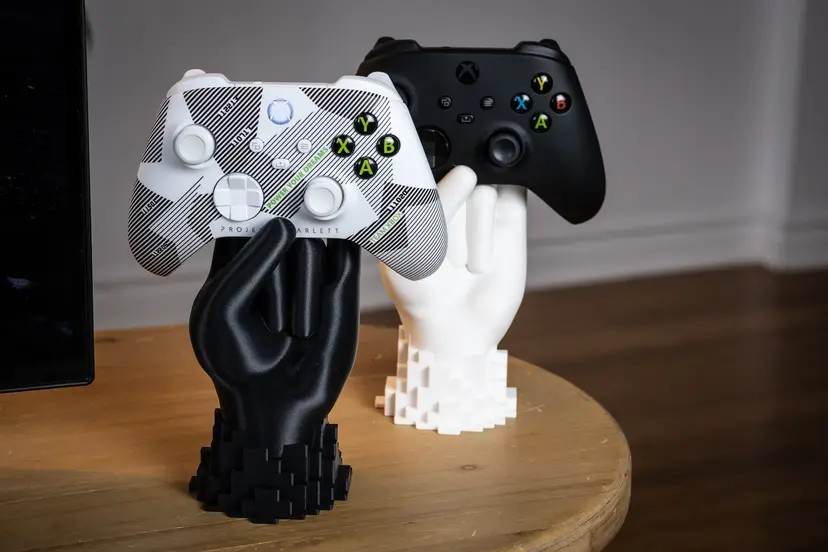 Die Hand - Halterung kompatibel mit Playstation 5, XboX Series X, Nintendo Switch Pro Controller