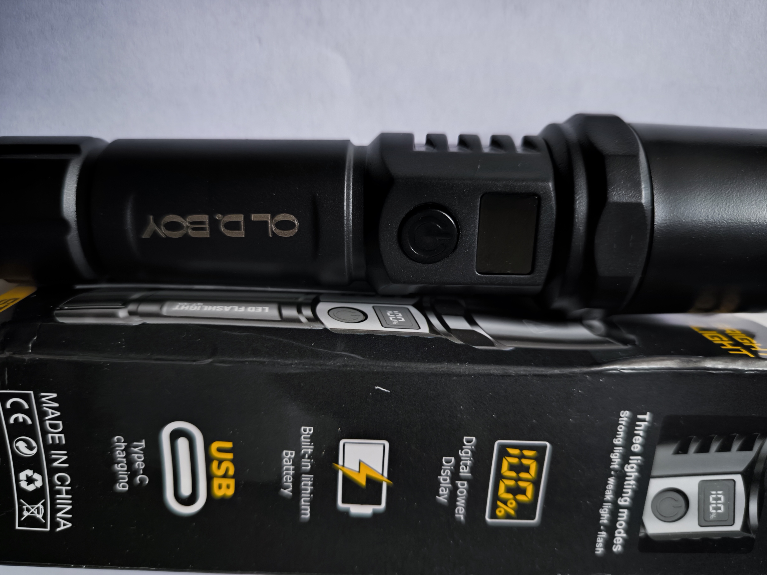 High Power LED-Taschenlampe graviert mit Namen oder Text, wiederaufladbar, einziehbare Taschenlampe, digitaler Zoom, USB-Handlicht für Camping, Outdoor und Emerge