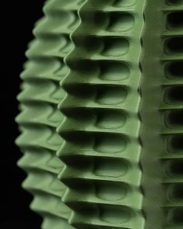 Vase Trocken- und Kunst Blumen Wunschfarbe Moderne geometrischen Design Ribbed Flower Vase by MODERN MACHINE