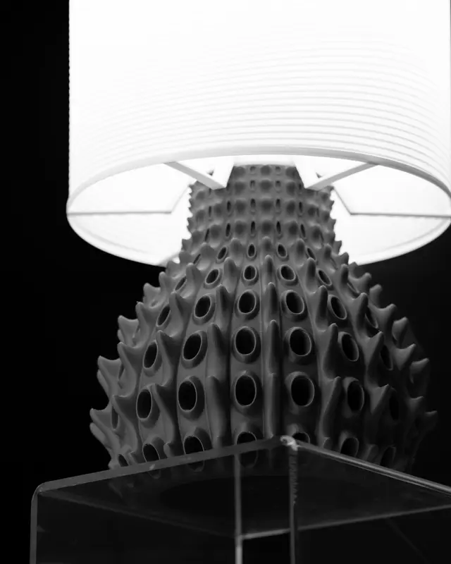 Lampe in Wunschfarbe Moderne geometrischen Design Barnacle Table Lamp by MODERN MACHINE
