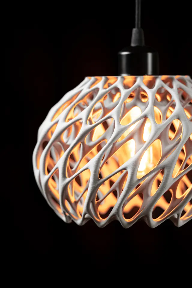 Lampe in Wunschfarbe Moderne geometrischen Design Twisted Pendant Lamp by MODERN MACHINE