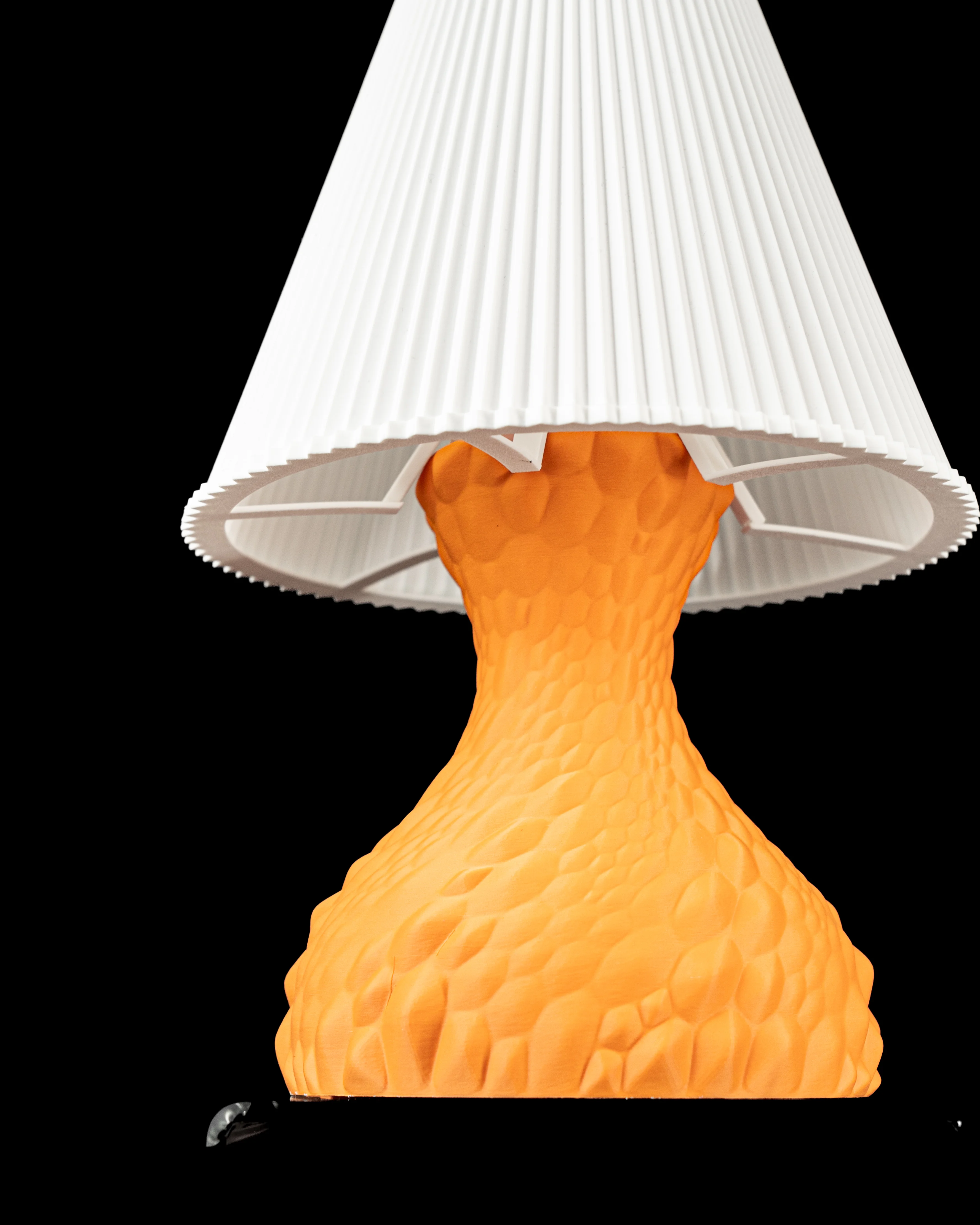 Lampe in Wunschfarbe Moderne geometrischen Design Gato Table Lamp by MODERN MACHINE