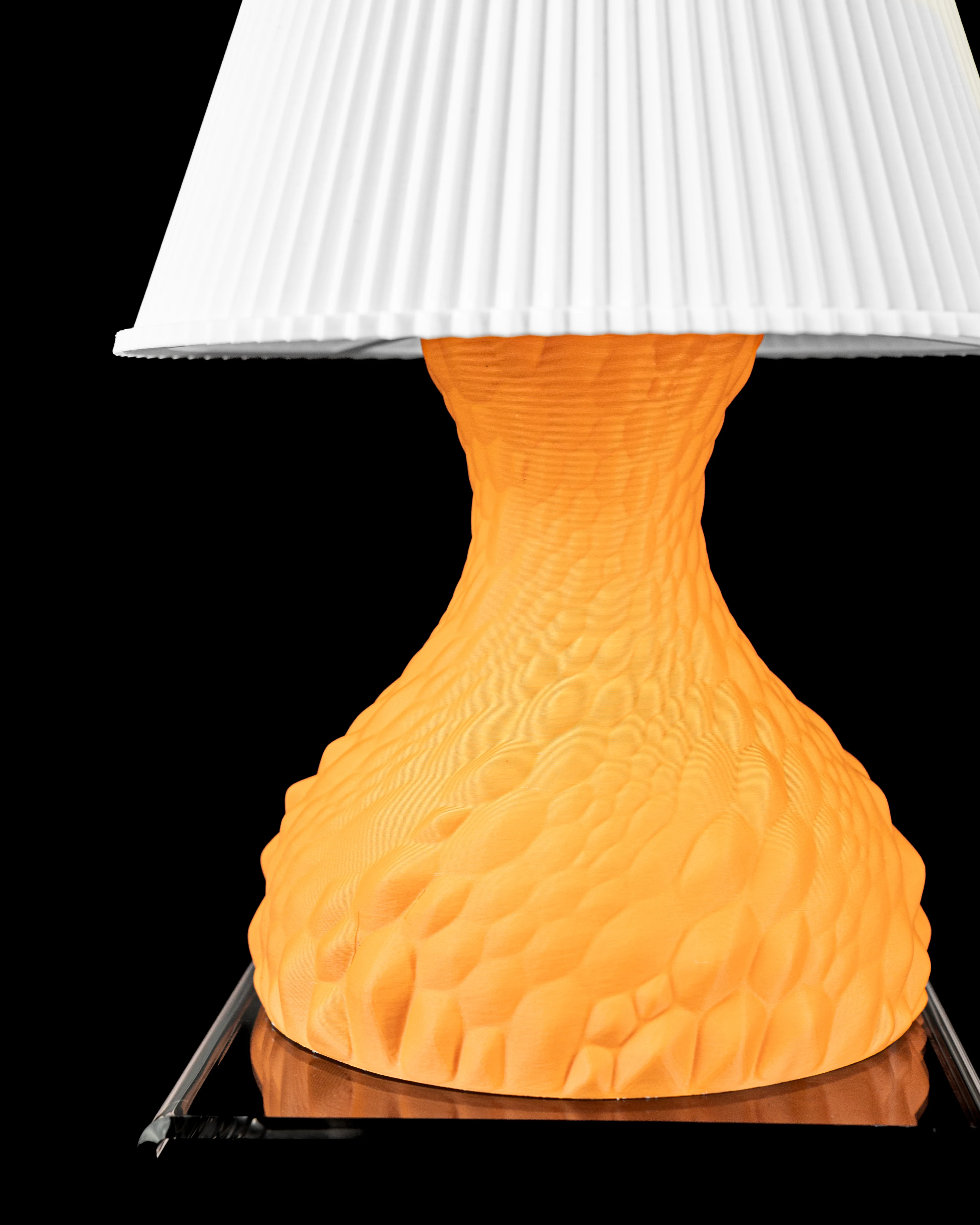 Lampe in Wunschfarbe Moderne geometrischen Design Gato Table Lamp by MODERN MACHINE