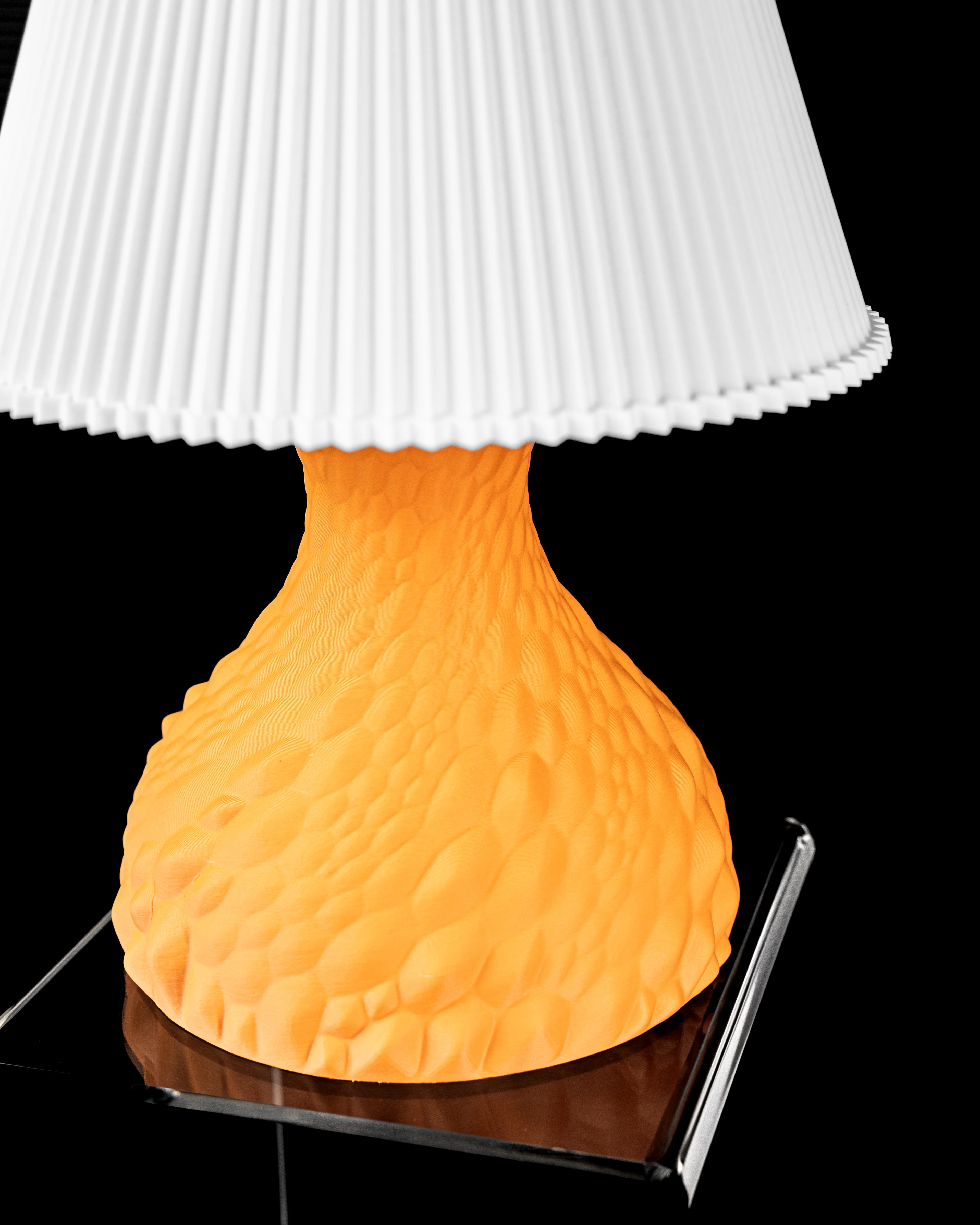Lampe in Wunschfarbe Moderne geometrischen Design Gato Table Lamp by MODERN MACHINE