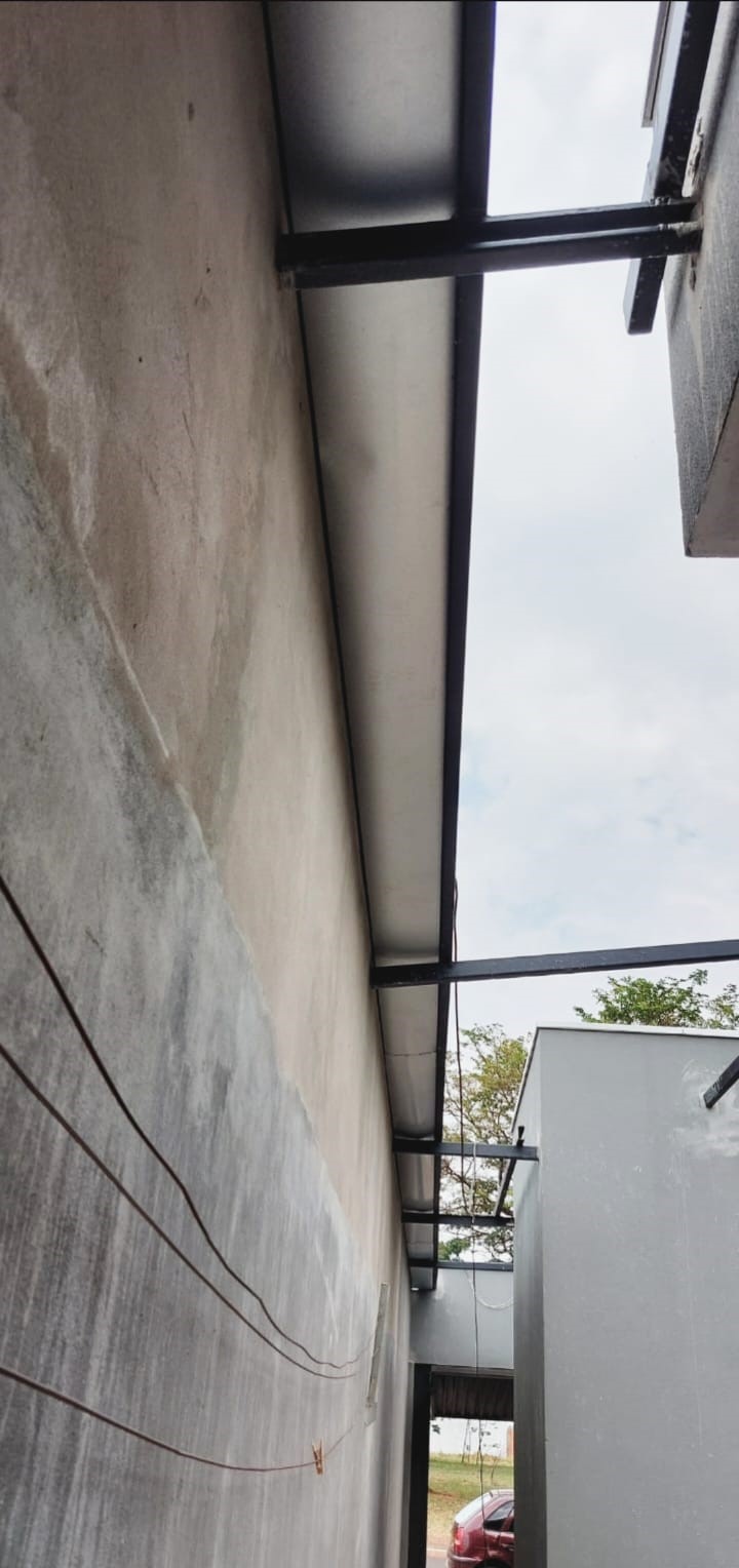 Coxo instalado em estrutura metálica