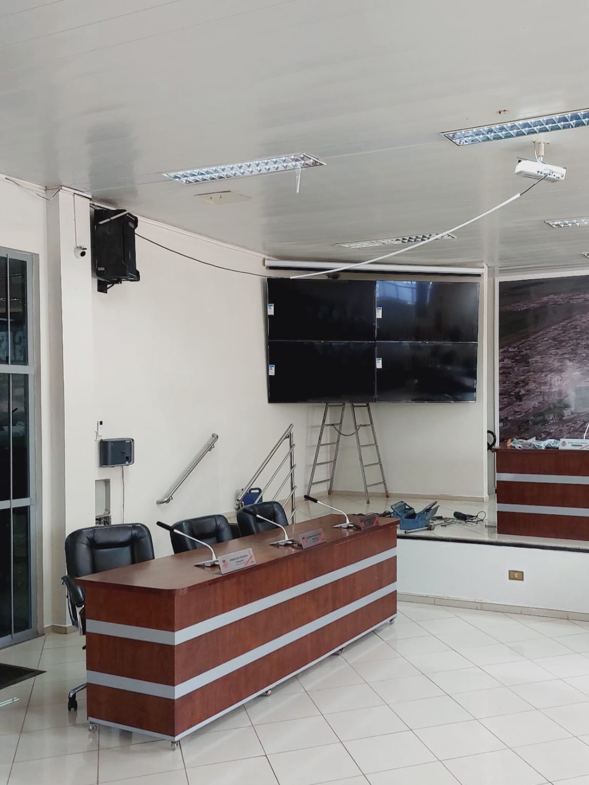 Suporte para 4 Tvs 55"